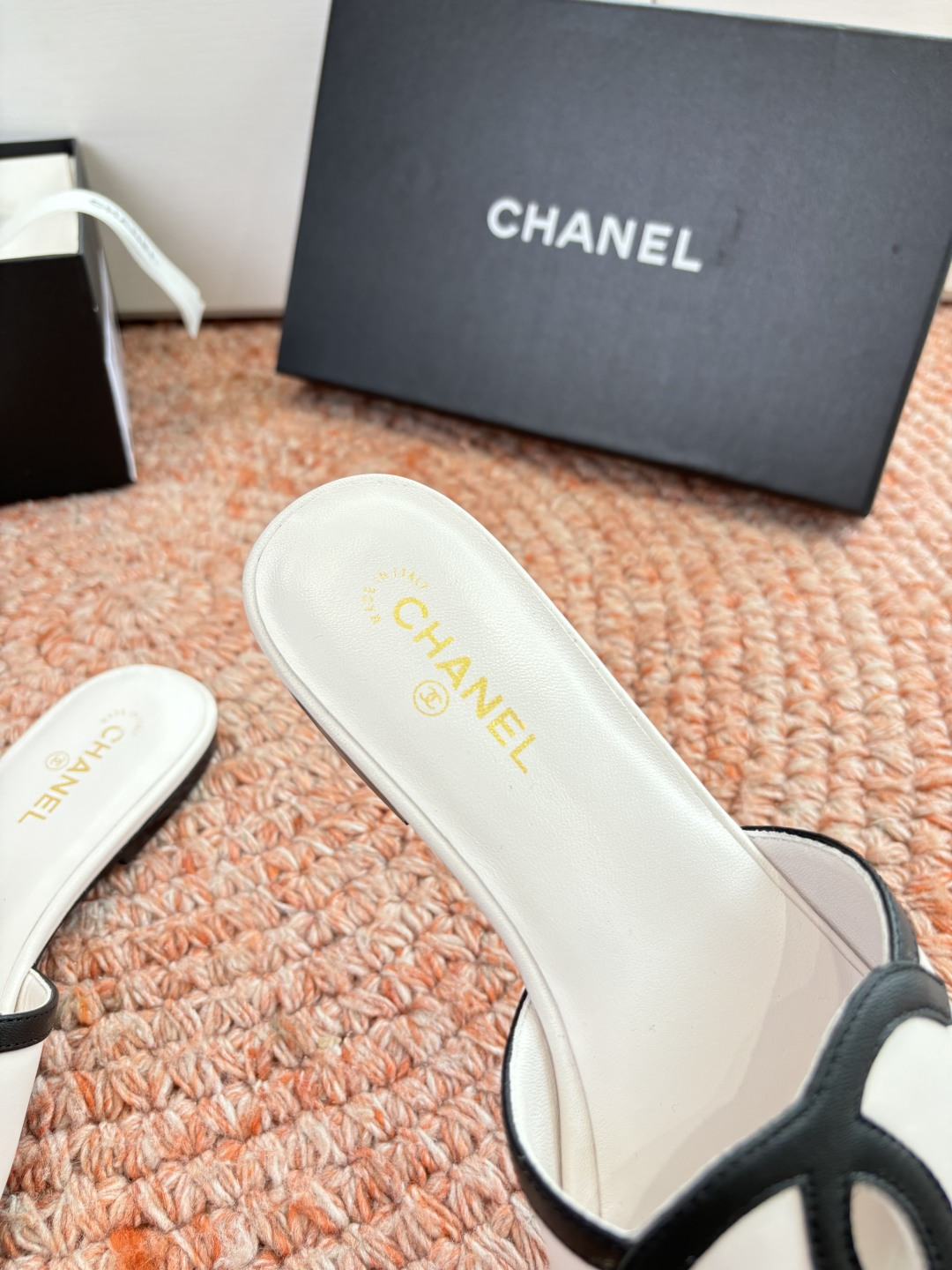 🌾G318😀CHANE*｜小香2026走秀款拖鞋凉鞋大方头平底当巴黎大皇宫的秀场灯光聚焦于足尖这双走秀款