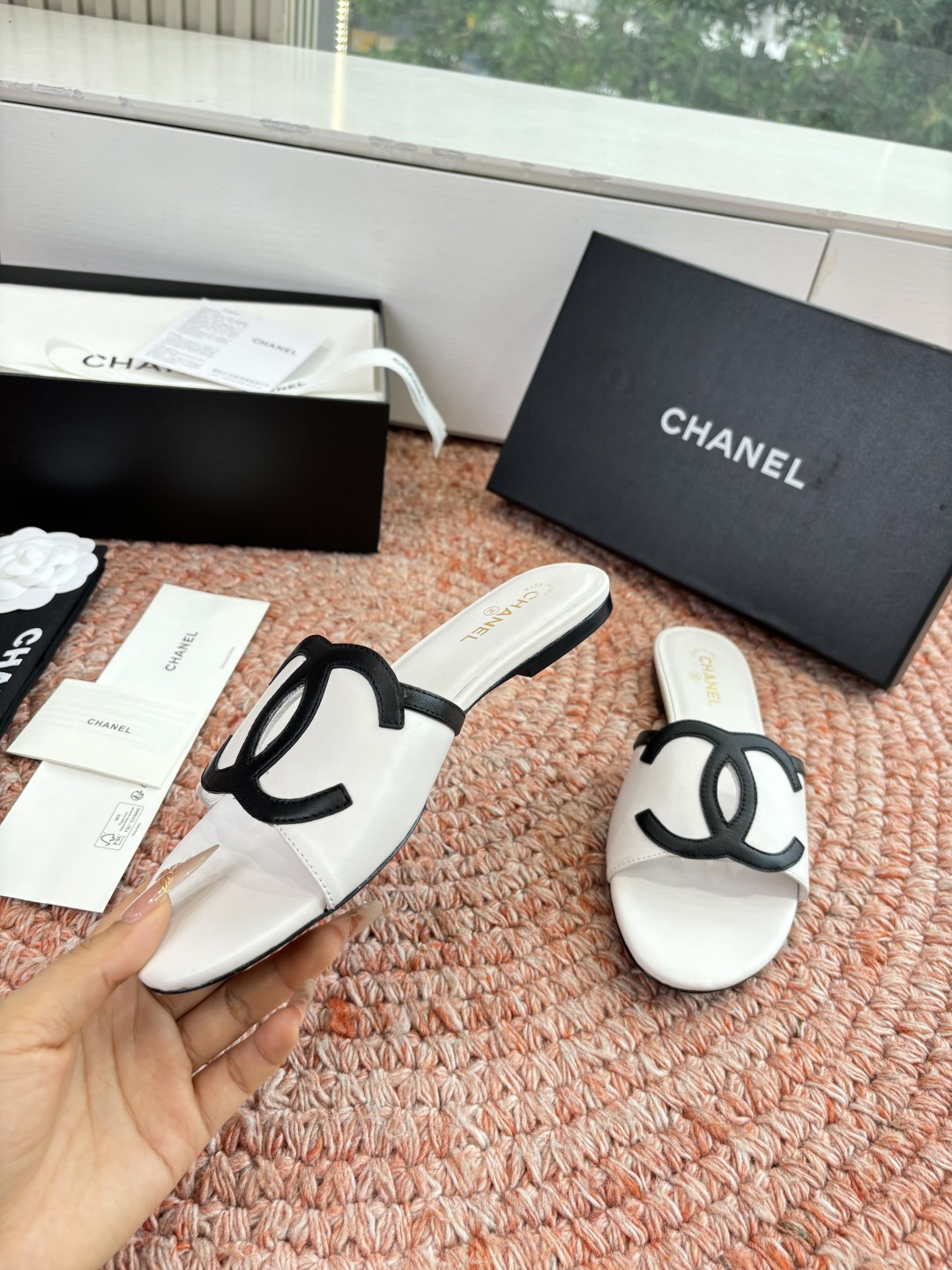 🌾G318😀CHANE*｜小香2026走秀款拖鞋凉鞋大方头平底当巴黎大皇宫的秀场灯光聚焦于足尖这双走秀款
