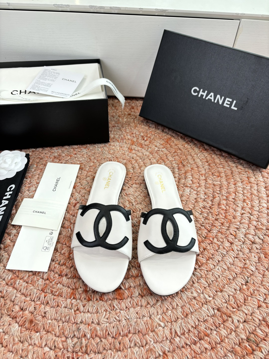 🌾G318😀CHANE*｜小香2026走秀款拖鞋凉鞋大方头平底当巴黎大皇宫的秀场灯光聚焦于足尖这双走秀款