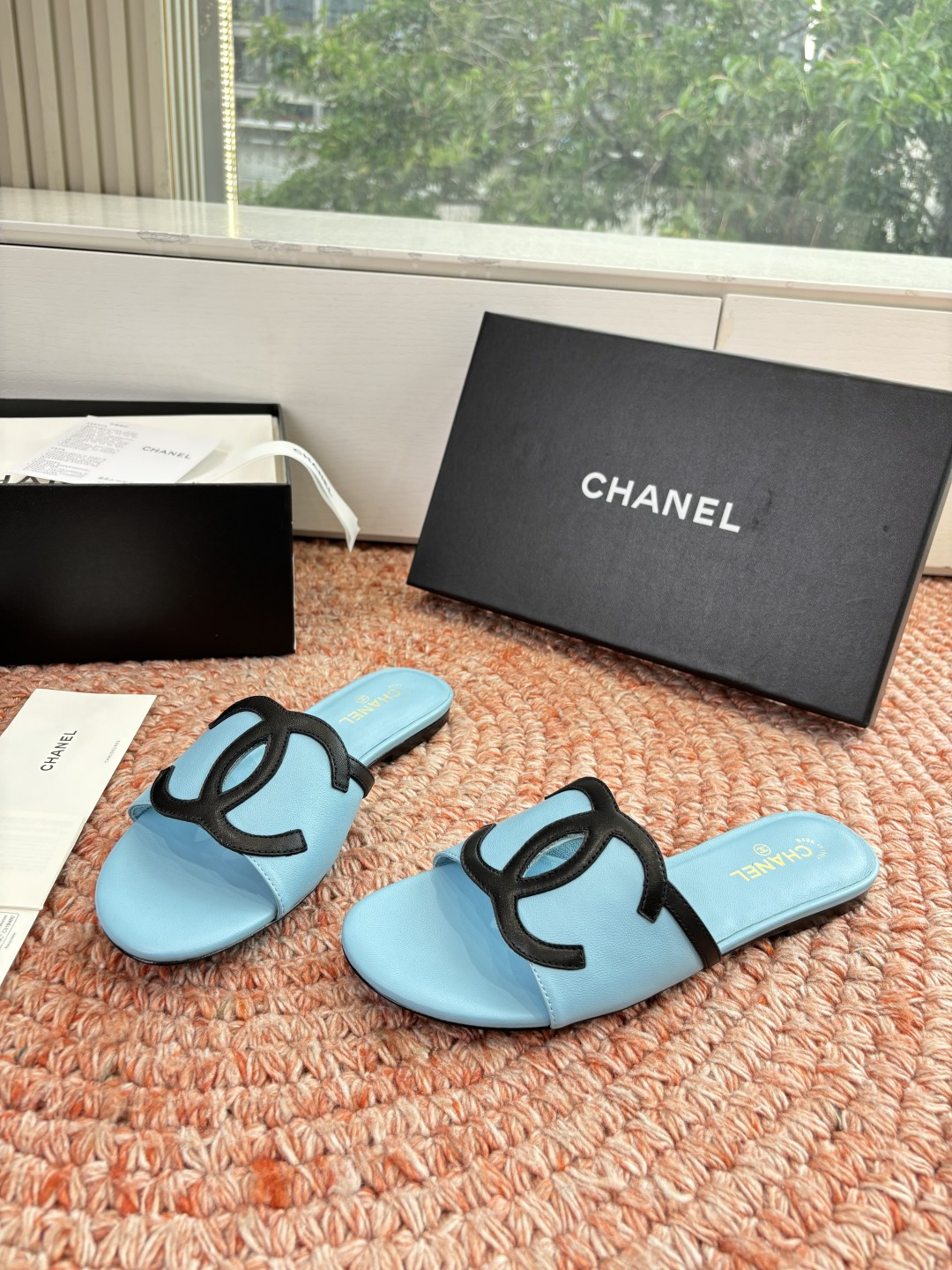 🌾G318😀CHANE*｜小香2026走秀款拖鞋凉鞋大方头平底当巴黎大皇宫的秀场灯光聚焦于足尖这双走秀款
