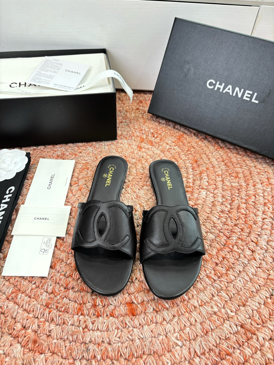 🌾G318😀CHANE*｜小香2026走秀款拖鞋凉鞋大方头平底当巴黎大皇宫的秀场灯光聚焦于足尖这双走秀款