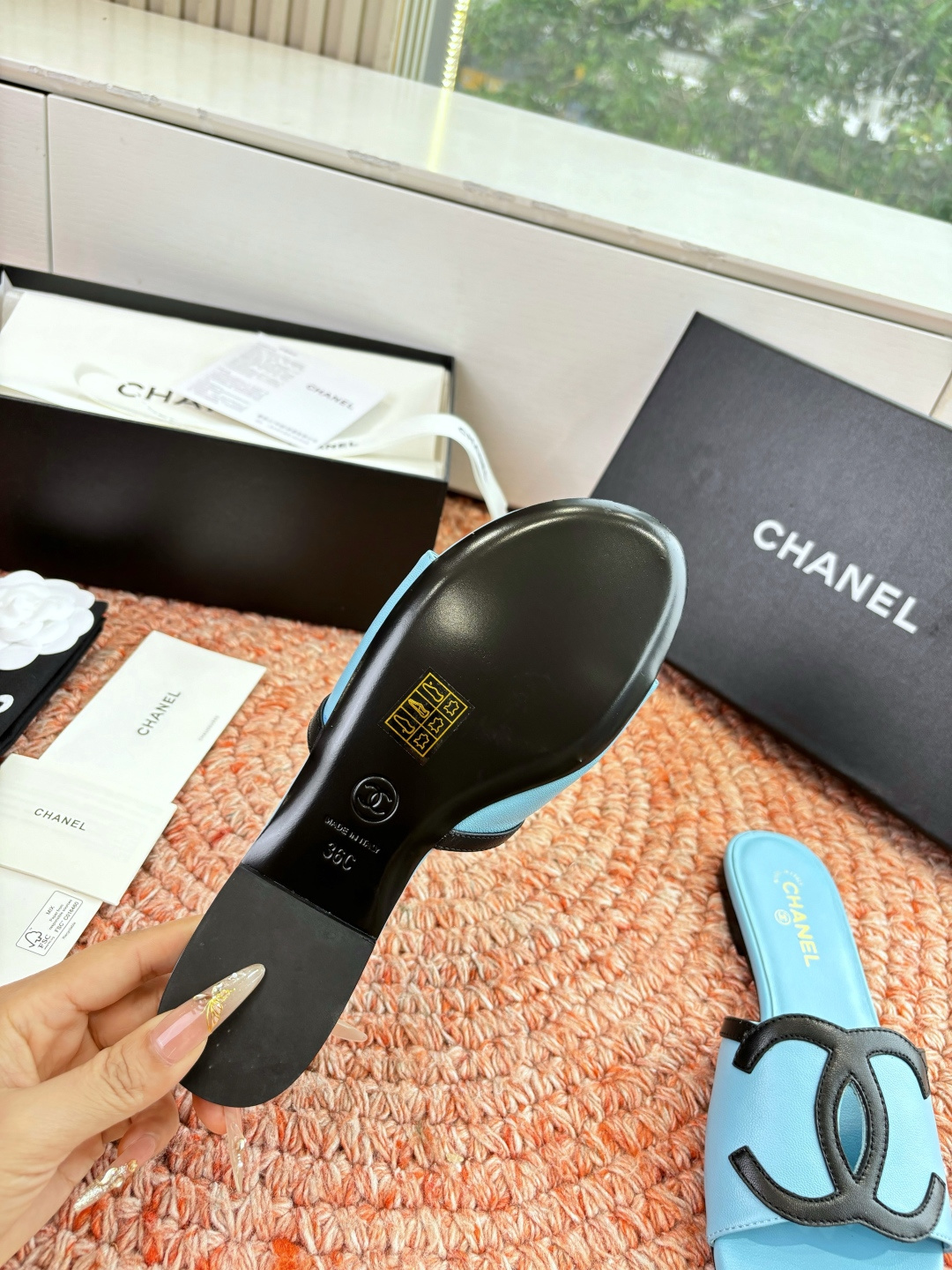 🌾G318😀CHANE*｜小香2026走秀款拖鞋凉鞋大方头平底当巴黎大皇宫的秀场灯光聚焦于足尖这双走秀款