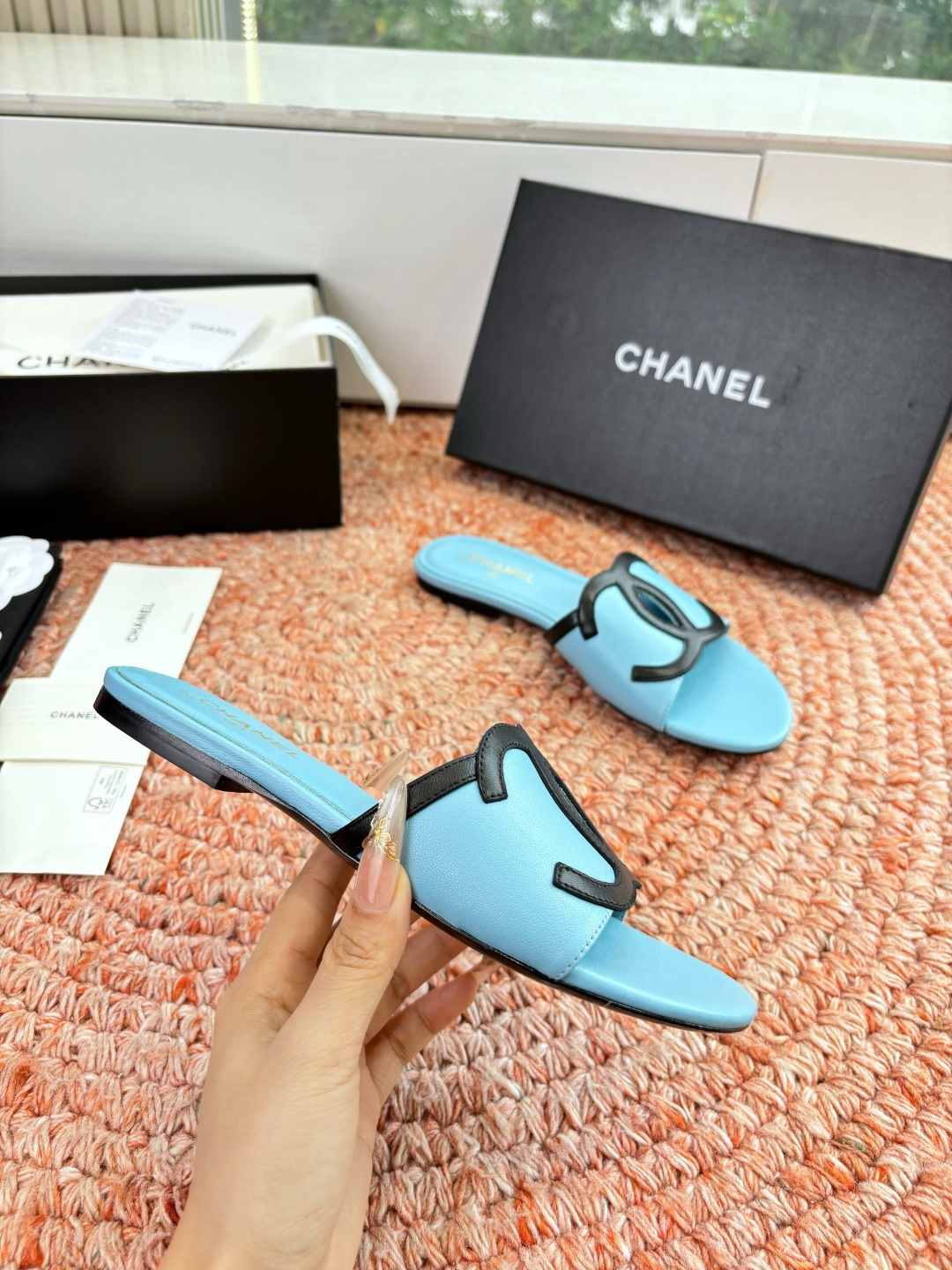 🌾G318😀CHANE*｜小香2026走秀款拖鞋凉鞋大方头平底当巴黎大皇宫的秀场灯光聚焦于足尖这双走秀款