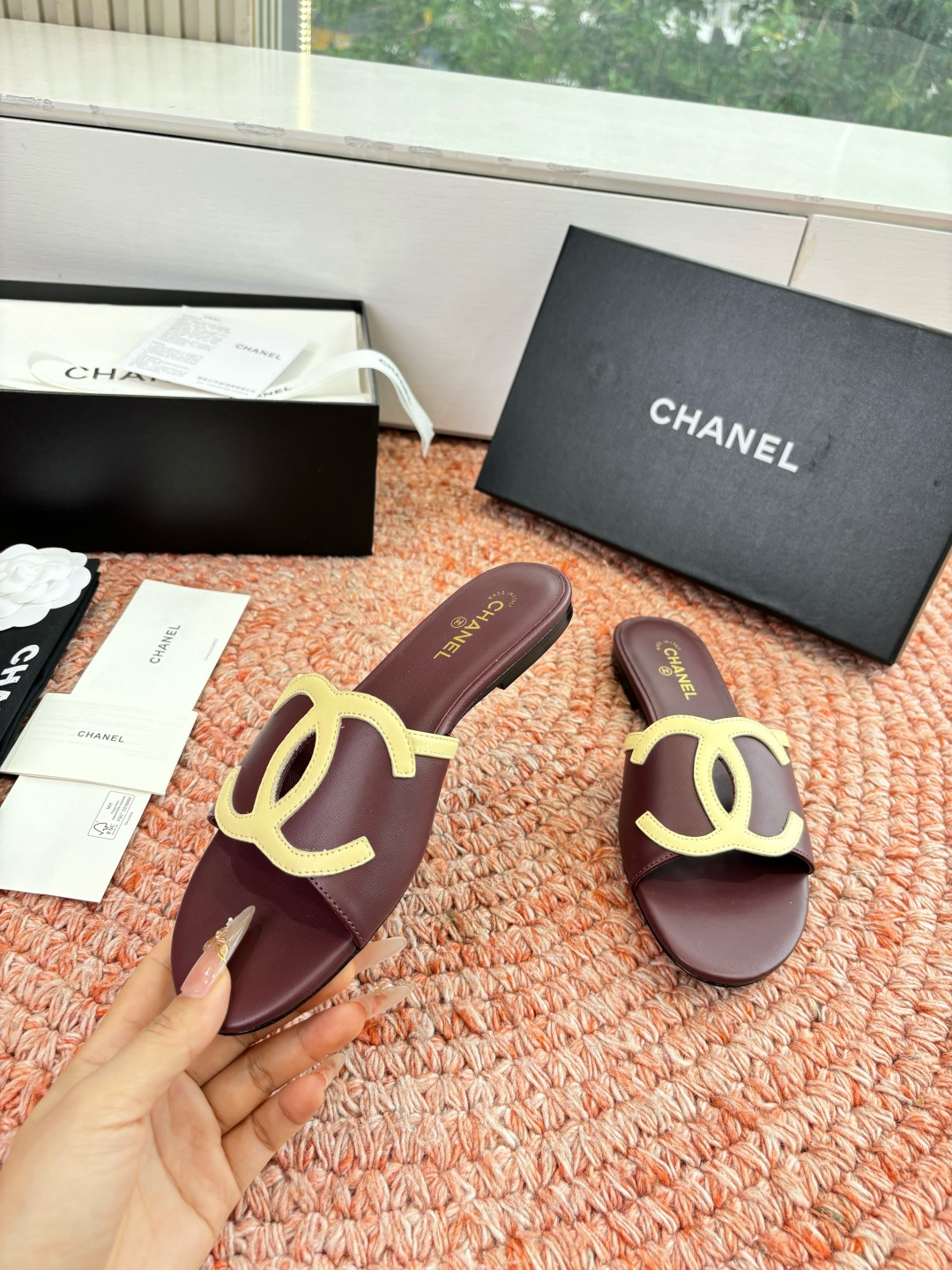 🌾G318😀CHANE*｜小香2026走秀款拖鞋凉鞋大方头平底当巴黎大皇宫的秀场灯光聚焦于足尖这双走秀款