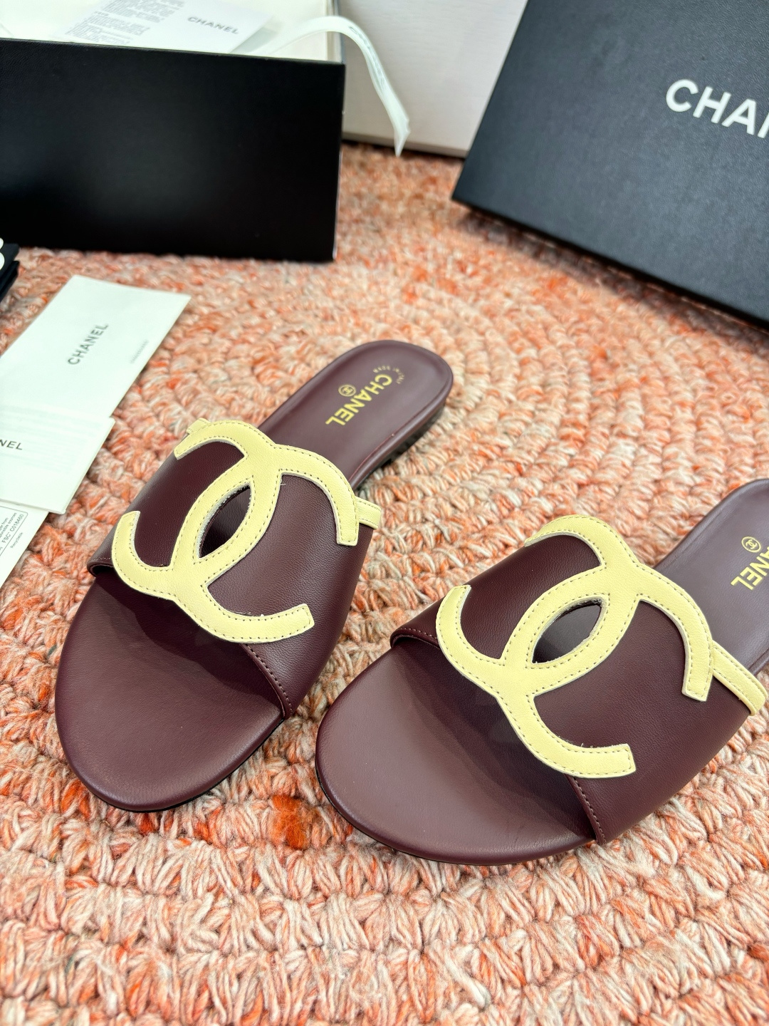 🌾G318😀CHANE*｜小香2026走秀款拖鞋凉鞋大方头平底当巴黎大皇宫的秀场灯光聚焦于足尖这双走秀款