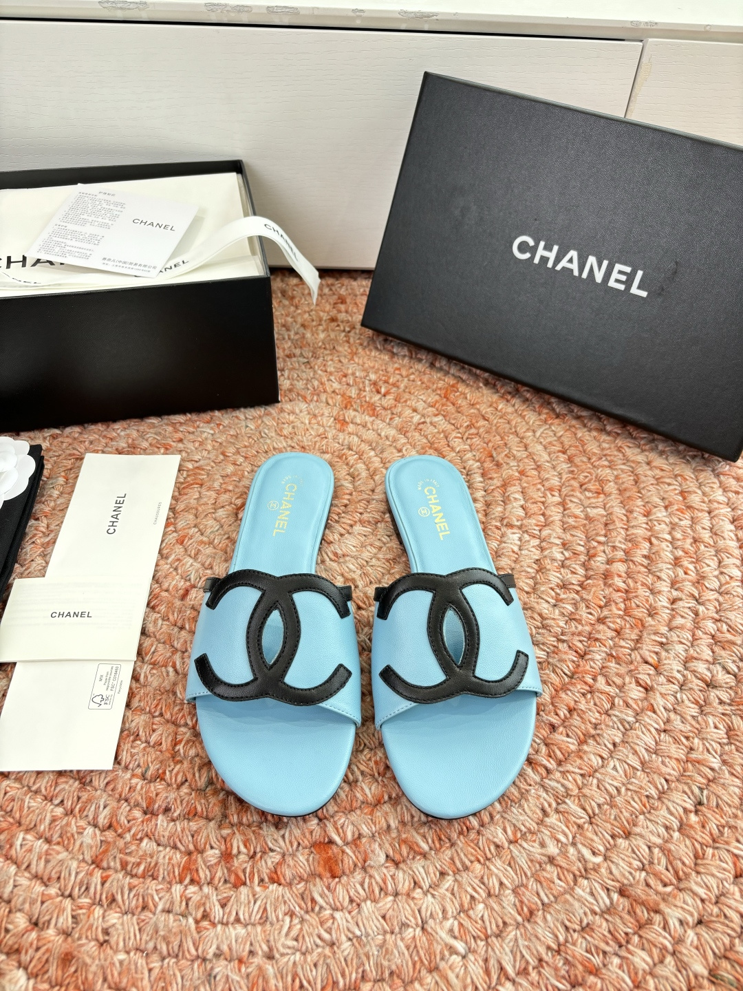 🌾G318😀CHANE*｜小香2026走秀款拖鞋凉鞋大方头平底当巴黎大皇宫的秀场灯光聚焦于足尖这双走秀款