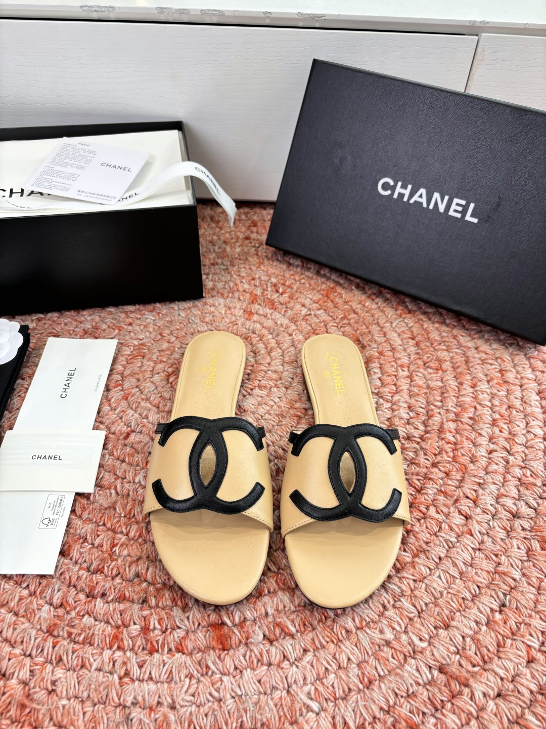 🌾G318😀CHANE*｜小香2026走秀款拖鞋凉鞋大方头平底当巴黎大皇宫的秀场灯光聚焦于足尖这双走秀款