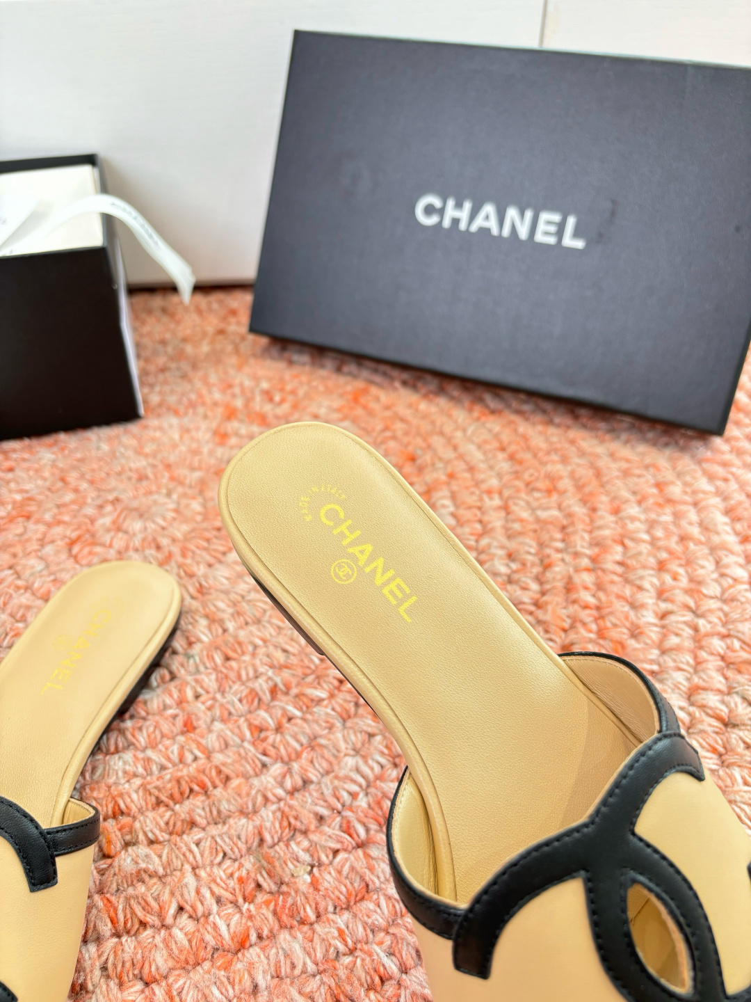 🌾G318😀CHANE*｜小香2026走秀款拖鞋凉鞋大方头平底当巴黎大皇宫的秀场灯光聚焦于足尖这双走秀款