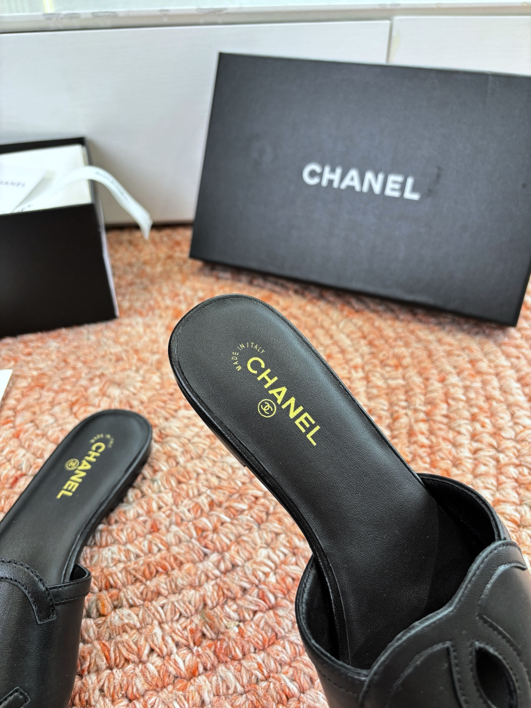 🌾G318😀CHANE*｜小香2026走秀款拖鞋凉鞋大方头平底当巴黎大皇宫的秀场灯光聚焦于足尖这双走秀款