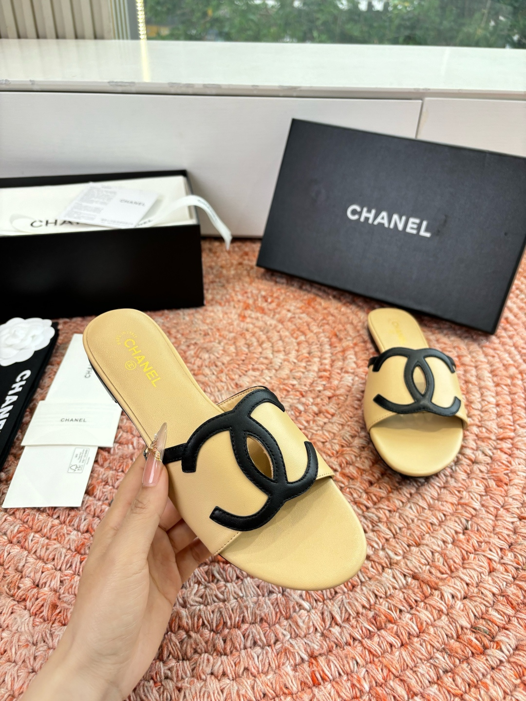 🌾G318😀CHANE*｜小香2026走秀款拖鞋凉鞋大方头平底当巴黎大皇宫的秀场灯光聚焦于足尖这双走秀款