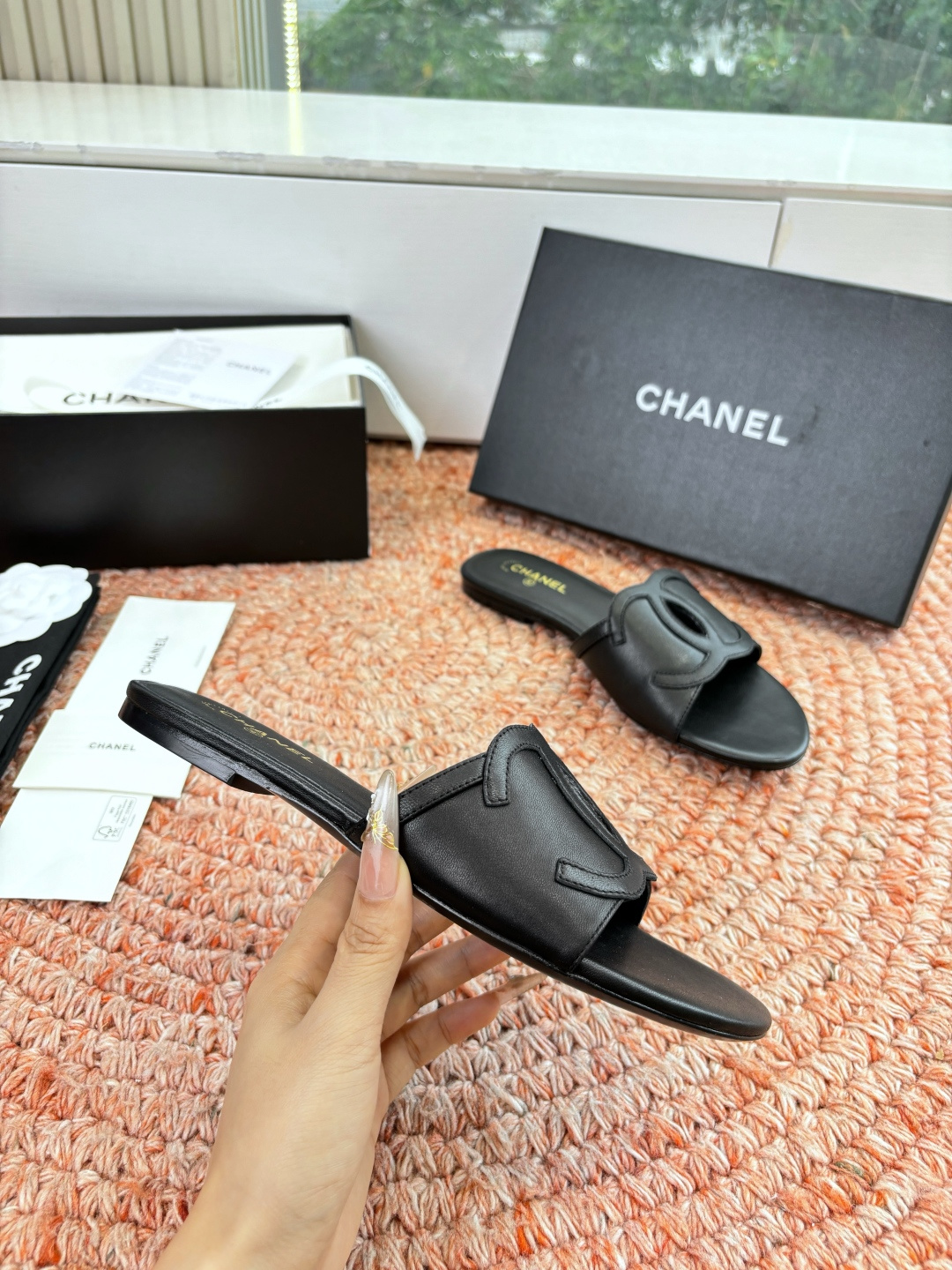 🌾G318😀CHANE*｜小香2026走秀款拖鞋凉鞋大方头平底当巴黎大皇宫的秀场灯光聚焦于足尖这双走秀款