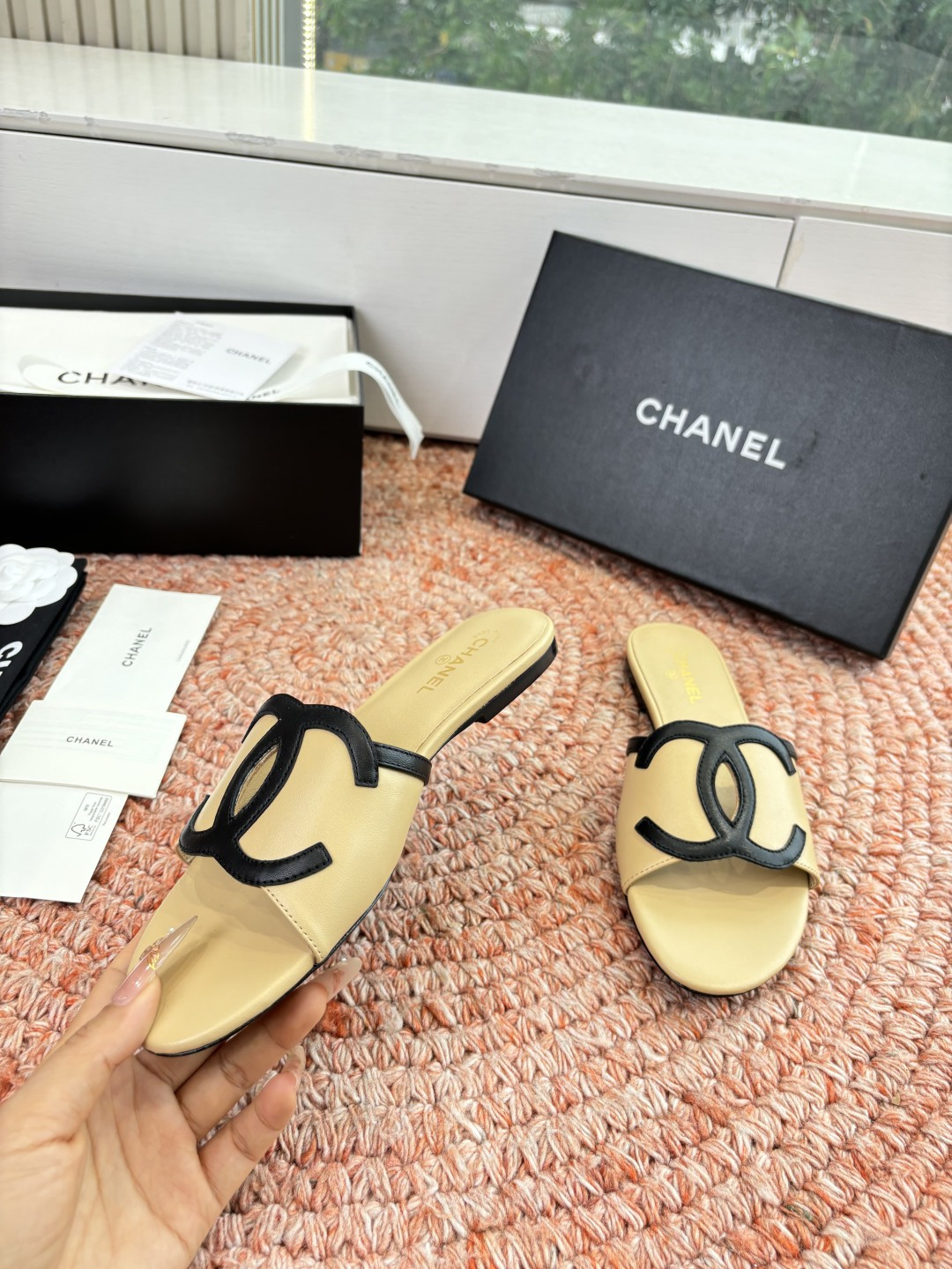 🌾G318😀CHANE*｜小香2026走秀款拖鞋凉鞋大方头平底当巴黎大皇宫的秀场灯光聚焦于足尖这双走秀款