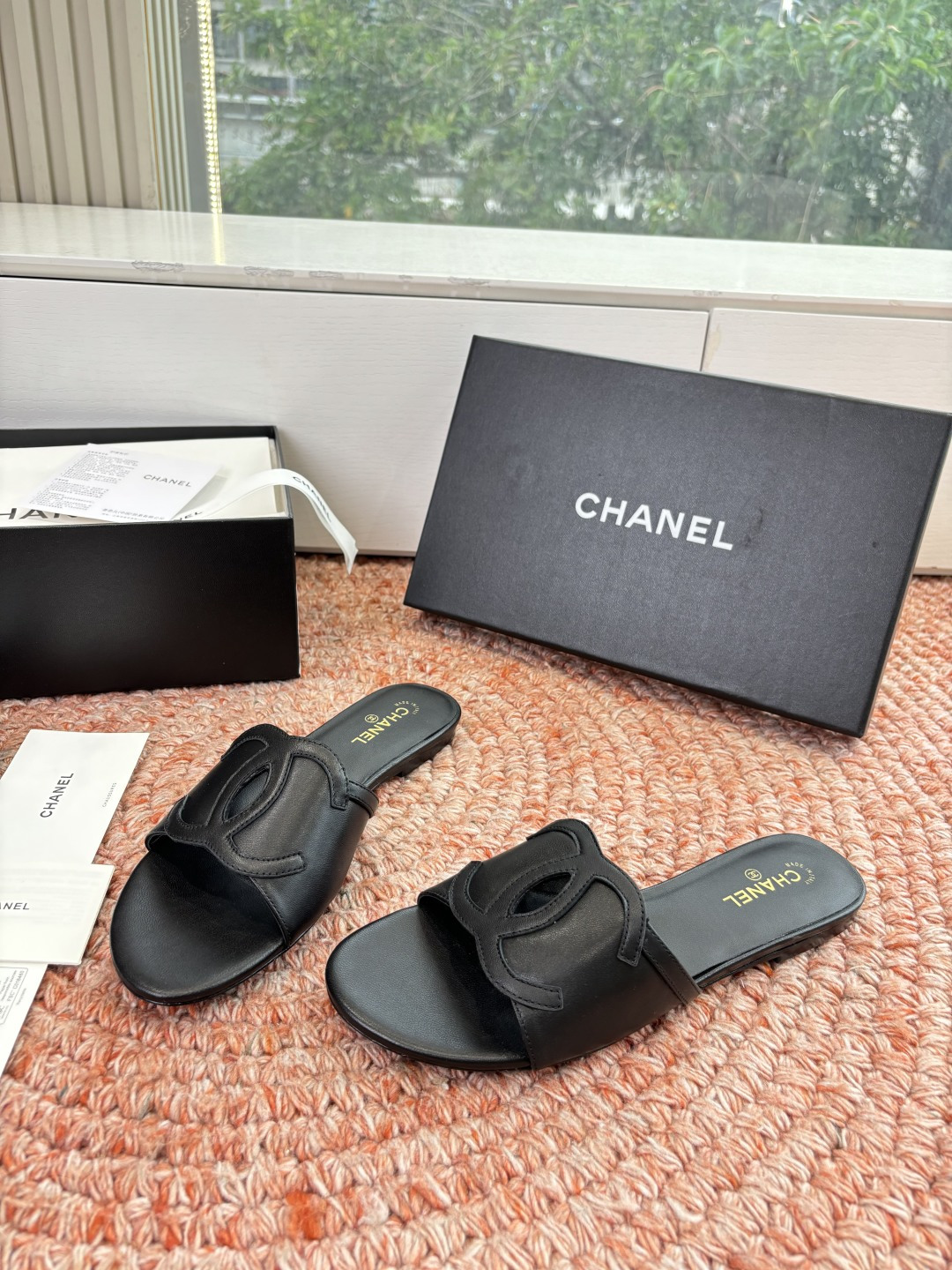 🌾G318😀CHANE*｜小香2026走秀款拖鞋凉鞋大方头平底当巴黎大皇宫的秀场灯光聚焦于足尖这双走秀款