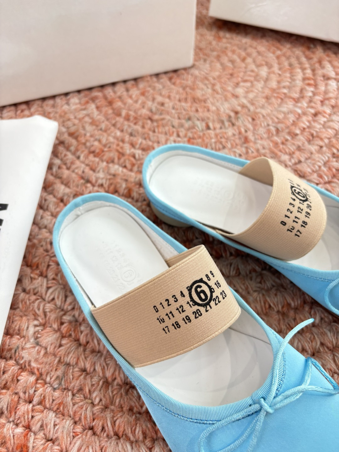 🌾G077代购级别2026Maison Margie*马吉拉•分趾粗跟平底复古玛丽珍娃娃头苹果头芭蕾舞指