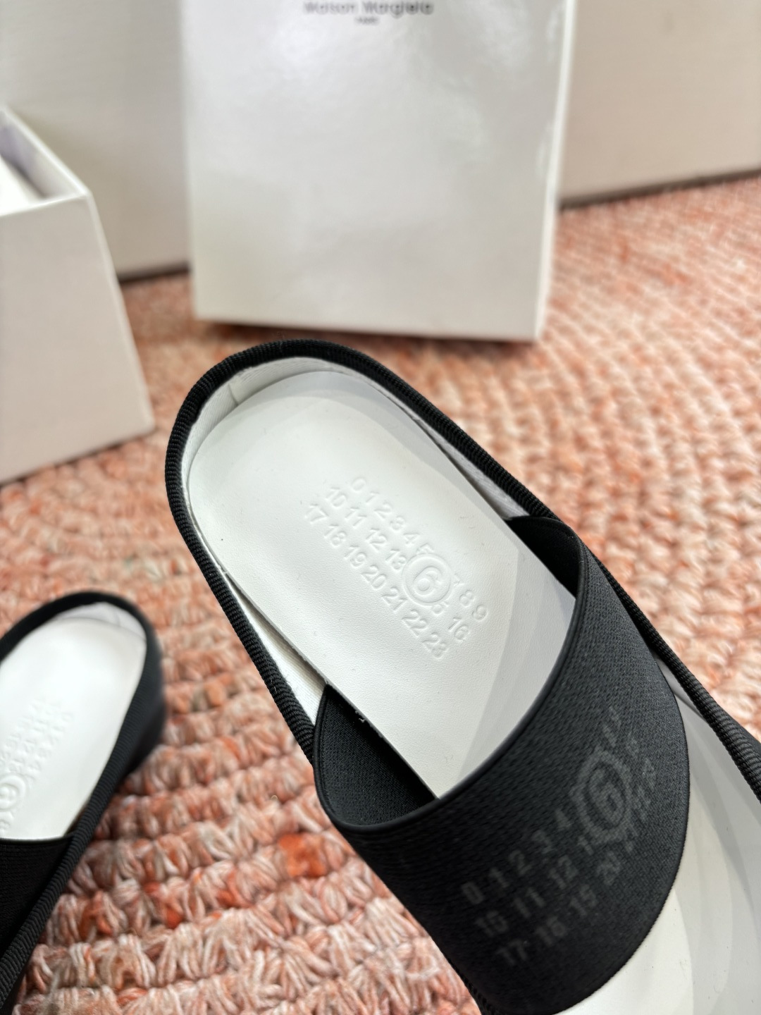 🌾G077代购级别2026Maison Margie*马吉拉•分趾粗跟平底复古玛丽珍娃娃头苹果头芭蕾舞指