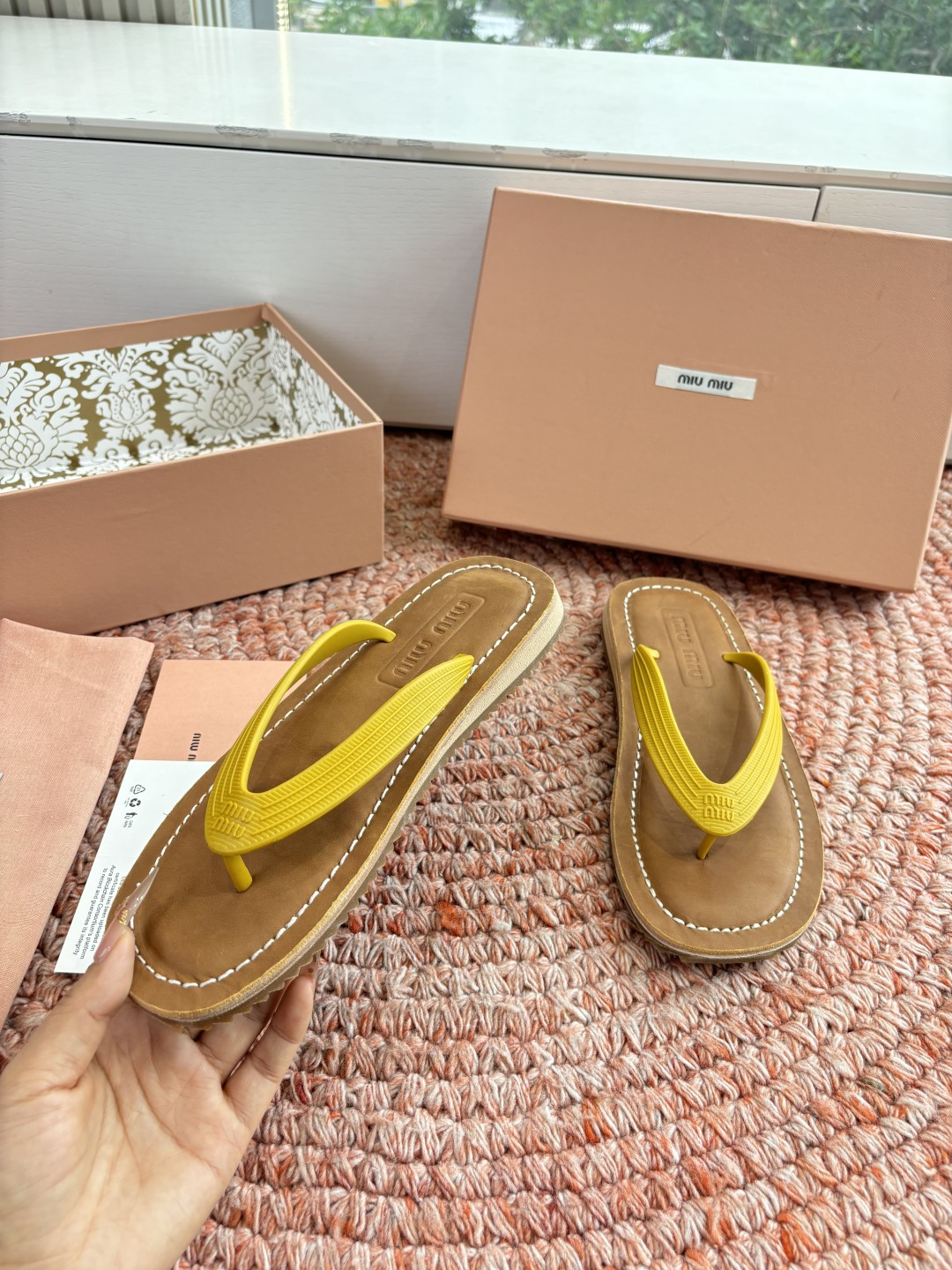 🌾G009 Miu 26ss 春夏季走秀款 夹趾凉鞋 最新款 夹趾徽标女士夏季拖鞋 ，全胎牛皮 材质 ，