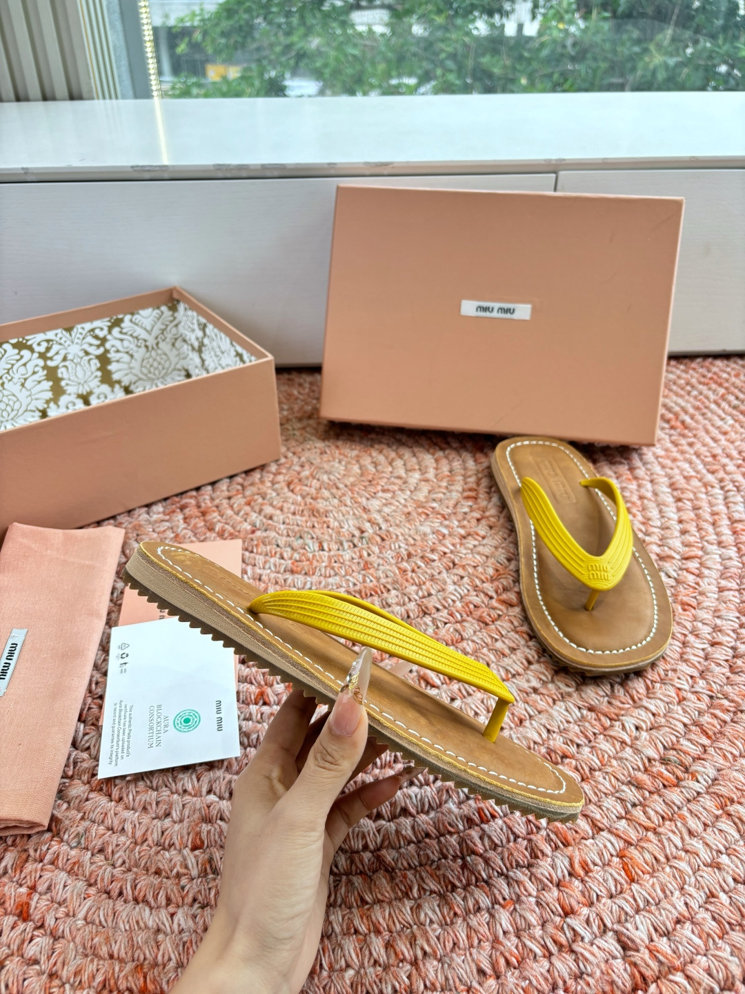 🌾G009 Miu 26ss 春夏季走秀款 夹趾凉鞋 最新款 夹趾徽标女士夏季拖鞋 ，全胎牛皮 材质 ，