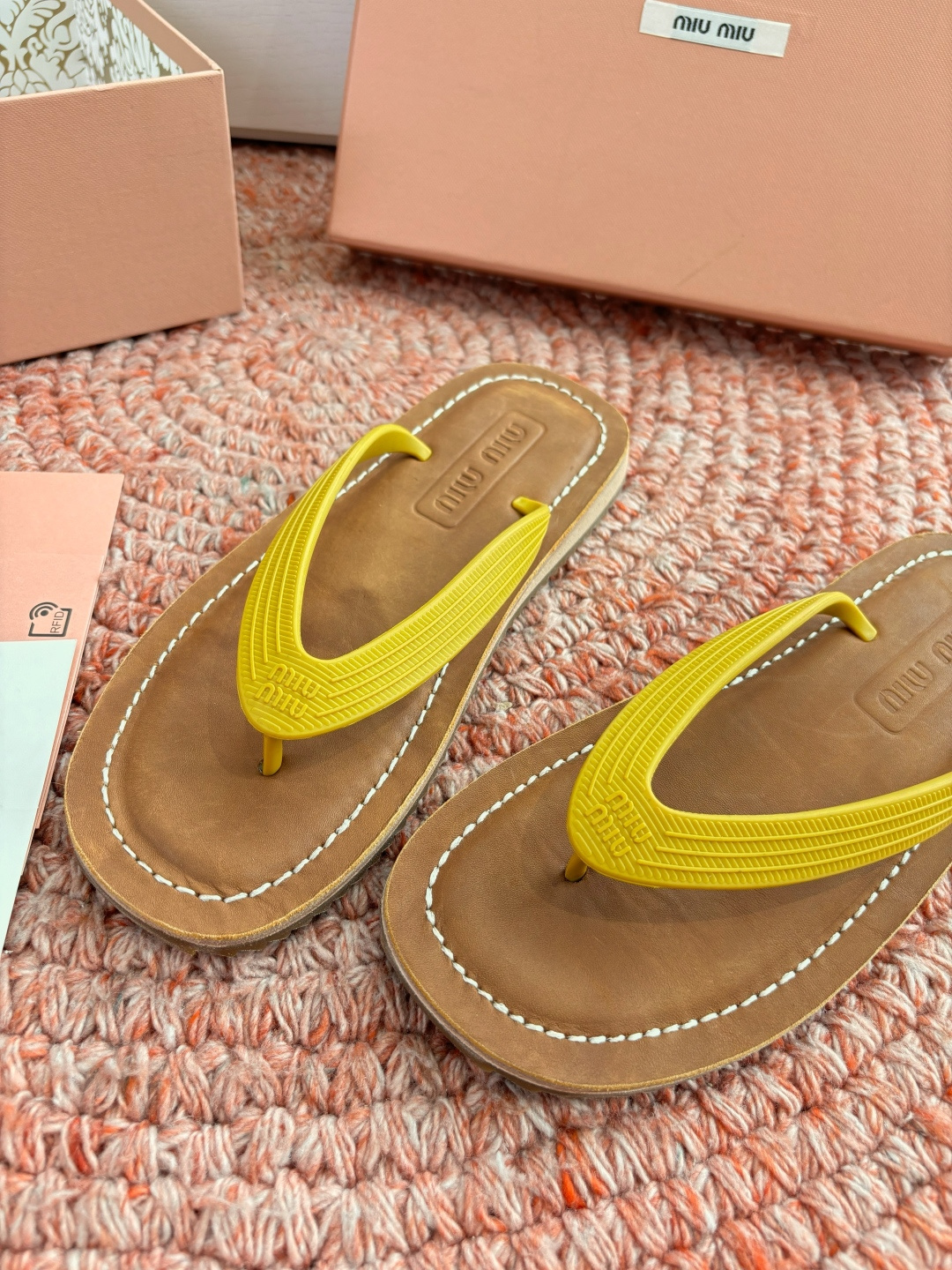 🌾G009 Miu 26ss 春夏季走秀款 夹趾凉鞋 最新款 夹趾徽标女士夏季拖鞋 ，全胎牛皮 材质 ，