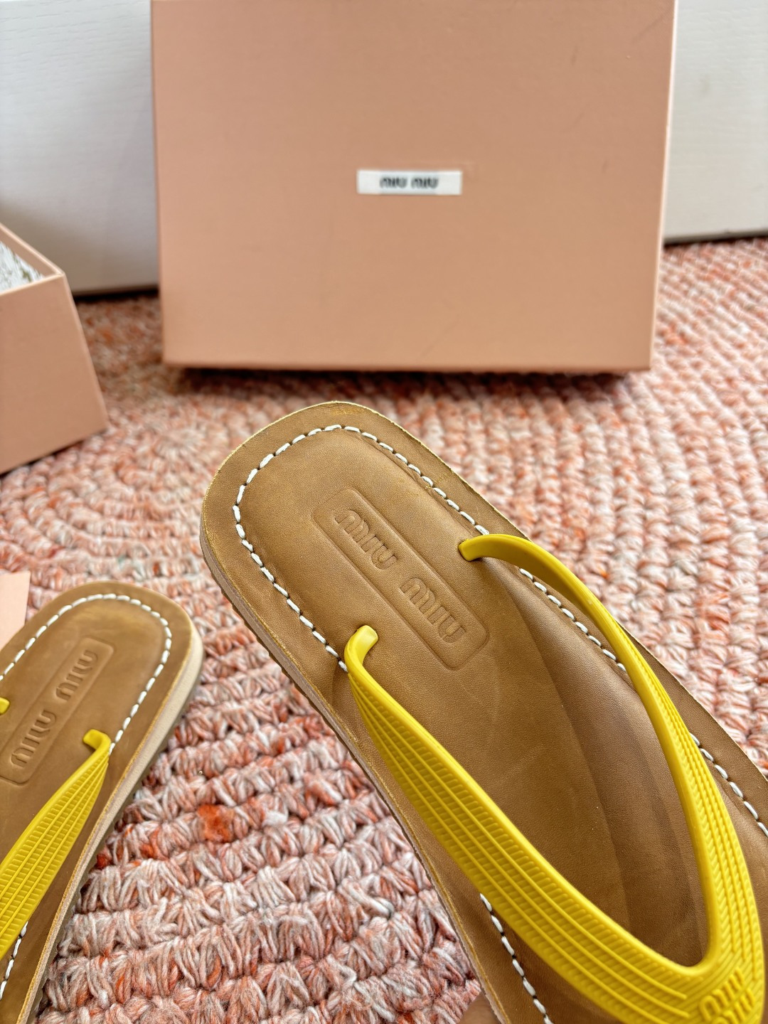 🌾G009 Miu 26ss 春夏季走秀款 夹趾凉鞋 最新款 夹趾徽标女士夏季拖鞋 ，全胎牛皮 材质 ，
