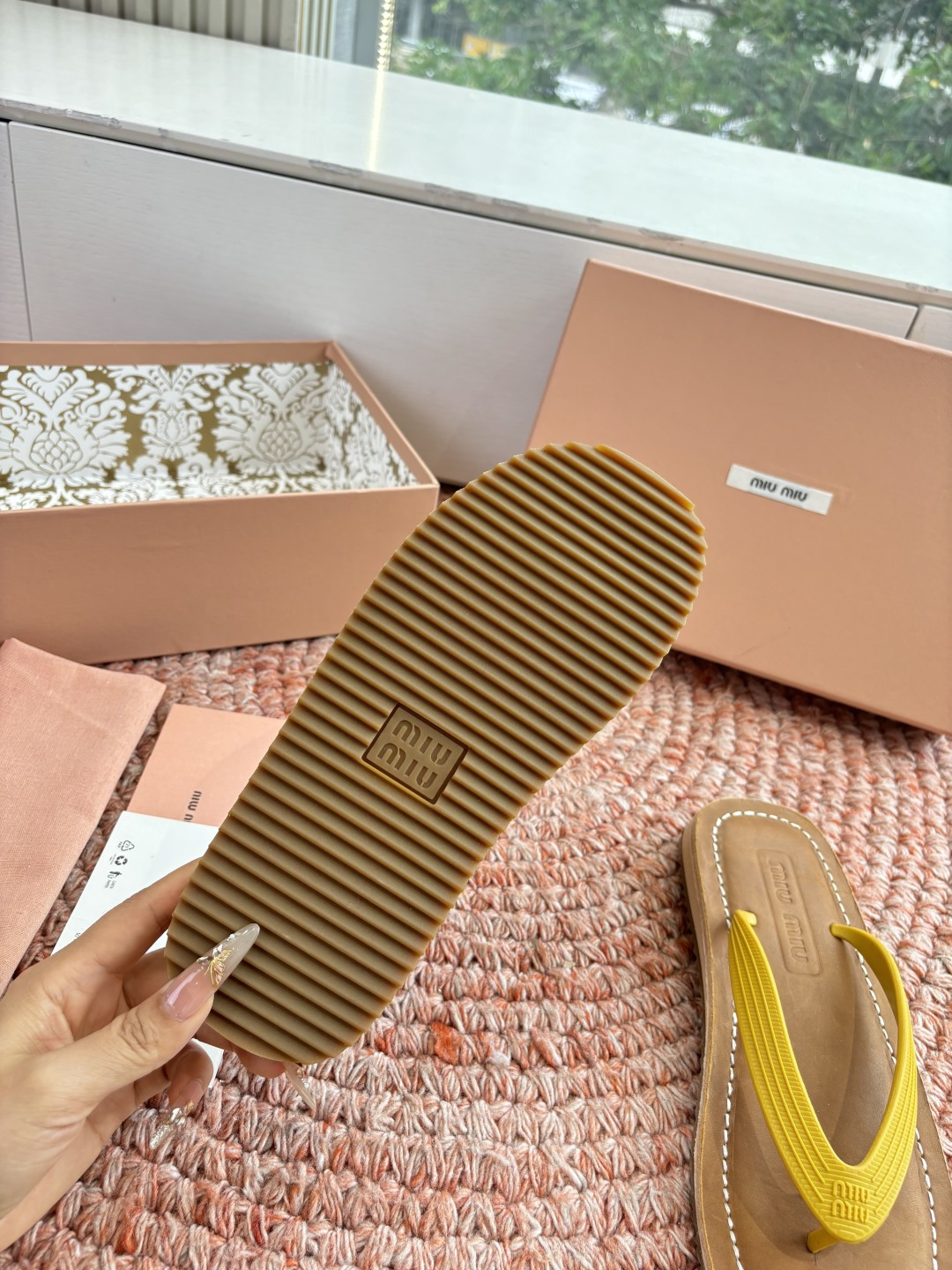 🌾G009 Miu 26ss 春夏季走秀款 夹趾凉鞋 最新款 夹趾徽标女士夏季拖鞋 ，全胎牛皮 材质 ，
