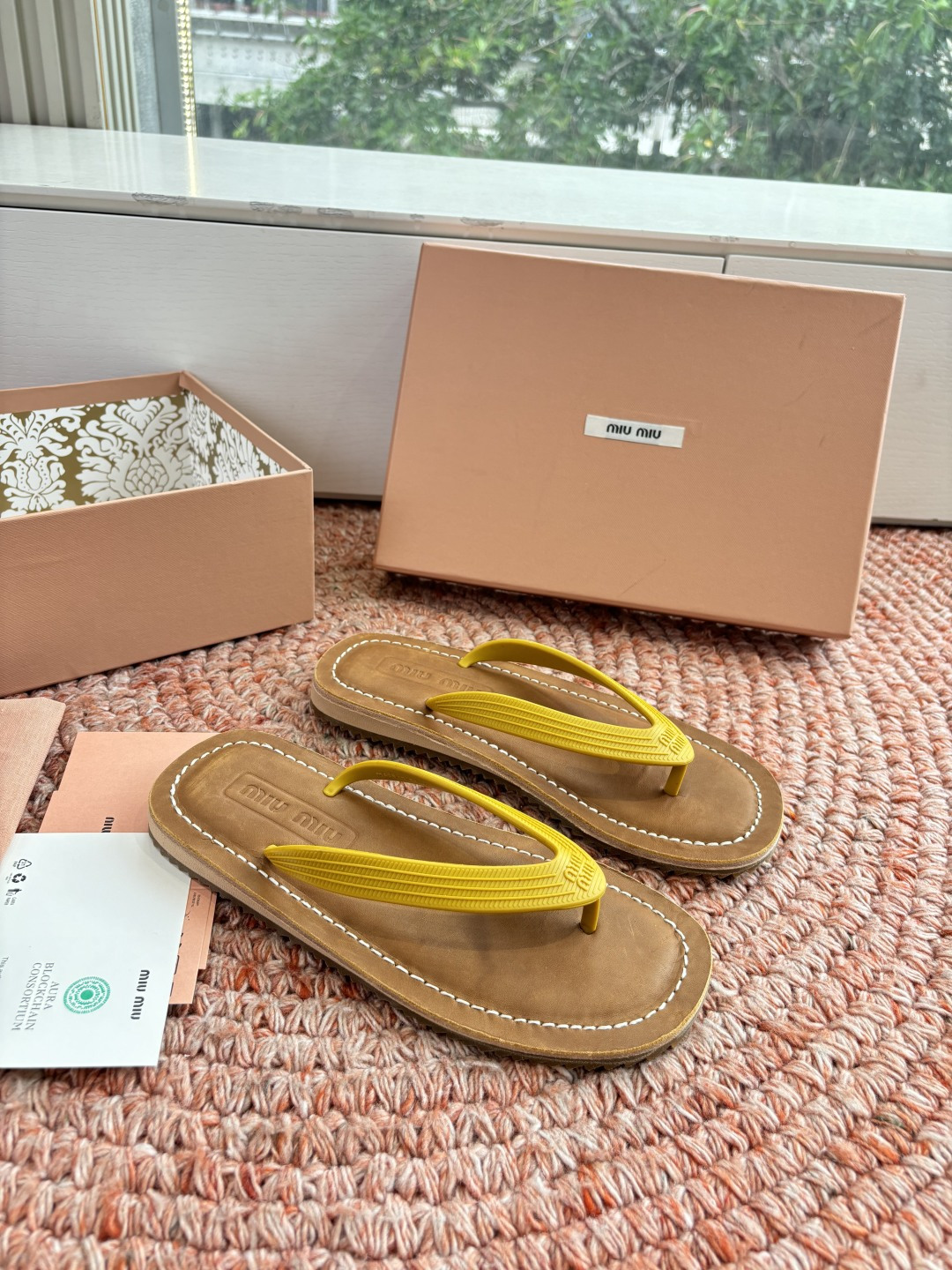 🌾G009 Miu 26ss 春夏季走秀款 夹趾凉鞋 最新款 夹趾徽标女士夏季拖鞋 ，全胎牛皮 材质 ，