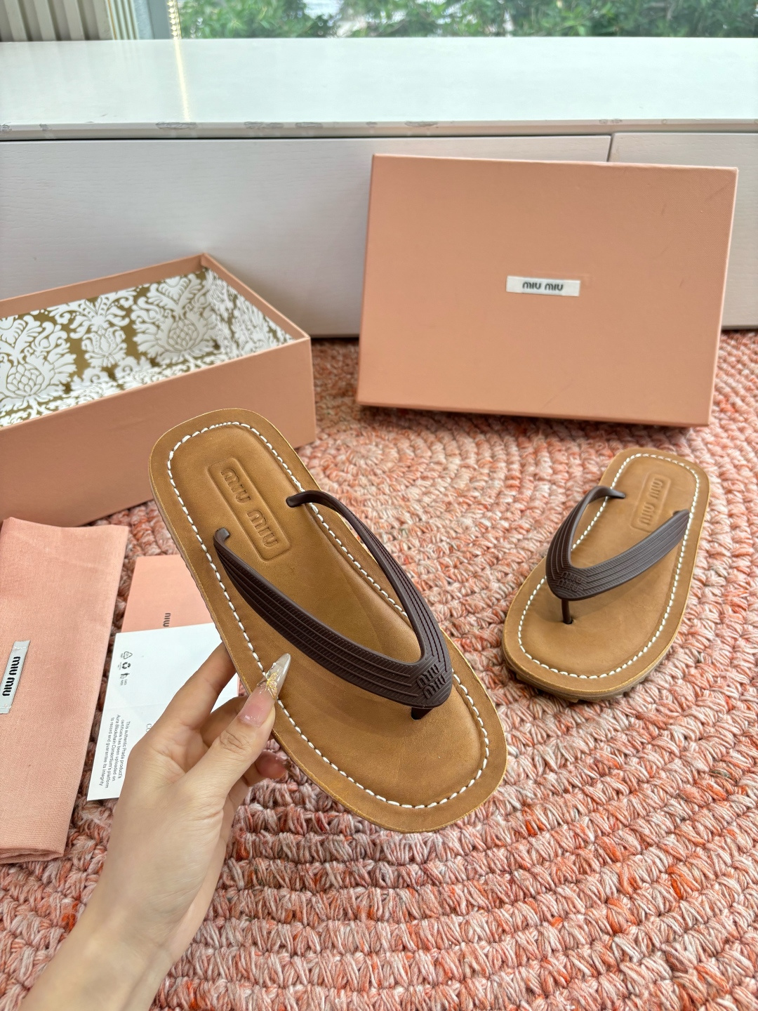 🌾G009 Miu 26ss 春夏季走秀款 夹趾凉鞋 最新款 夹趾徽标女士夏季拖鞋 ，全胎牛皮 材质 ，