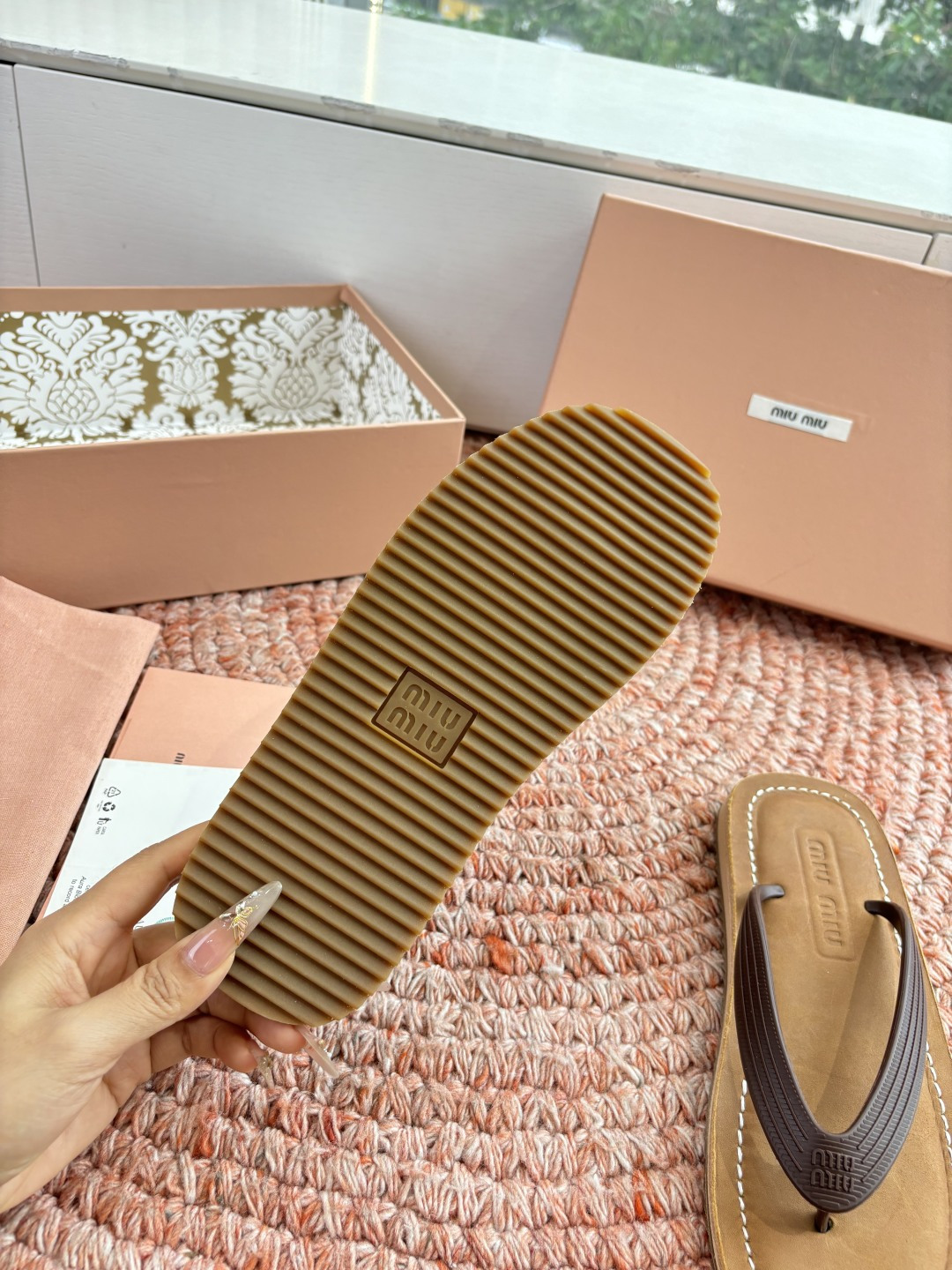 🌾G009 Miu 26ss 春夏季走秀款 夹趾凉鞋 最新款 夹趾徽标女士夏季拖鞋 ，全胎牛皮 材质 ，