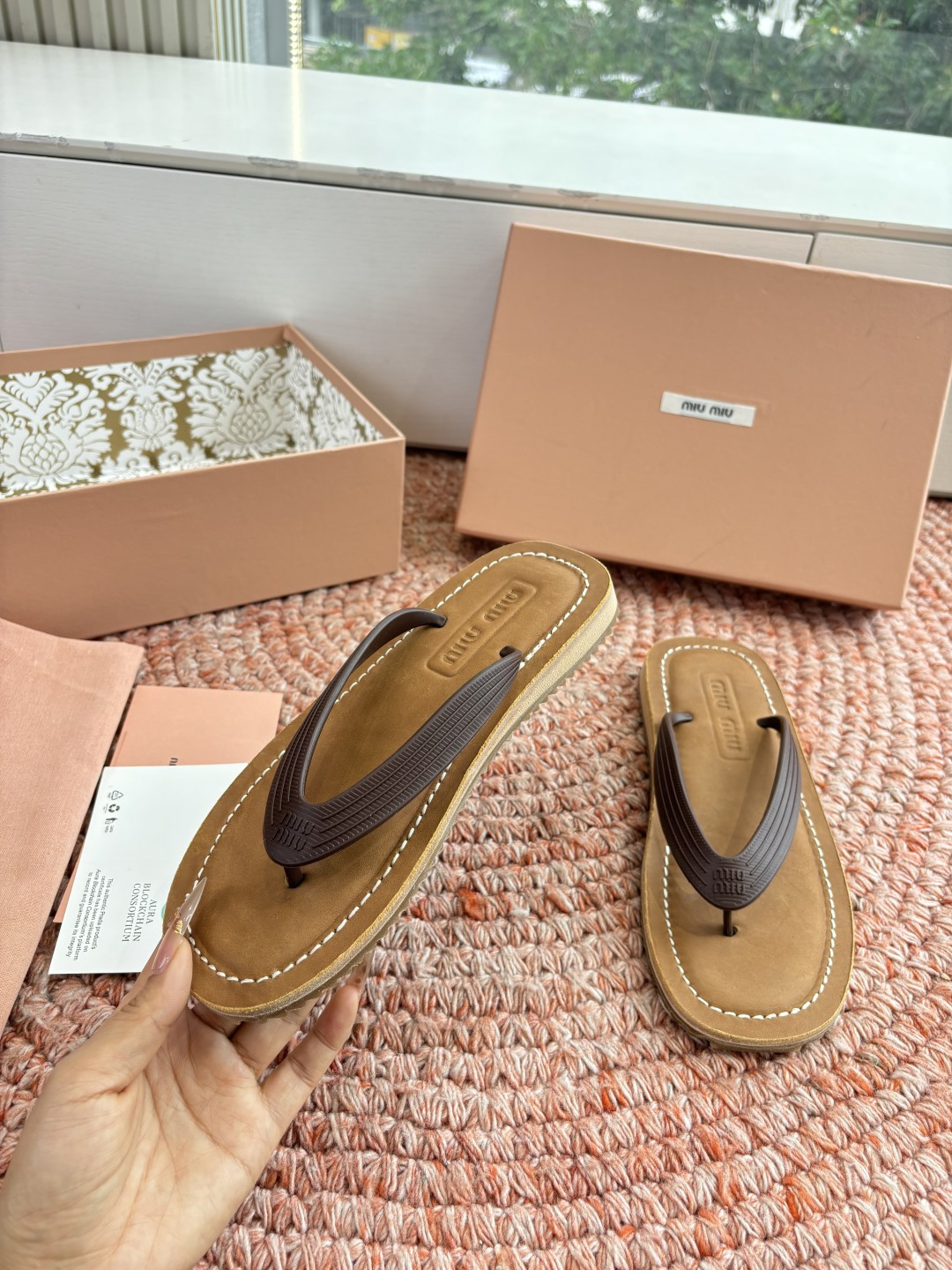 🌾G009 Miu 26ss 春夏季走秀款 夹趾凉鞋 最新款 夹趾徽标女士夏季拖鞋 ，全胎牛皮 材质 ，