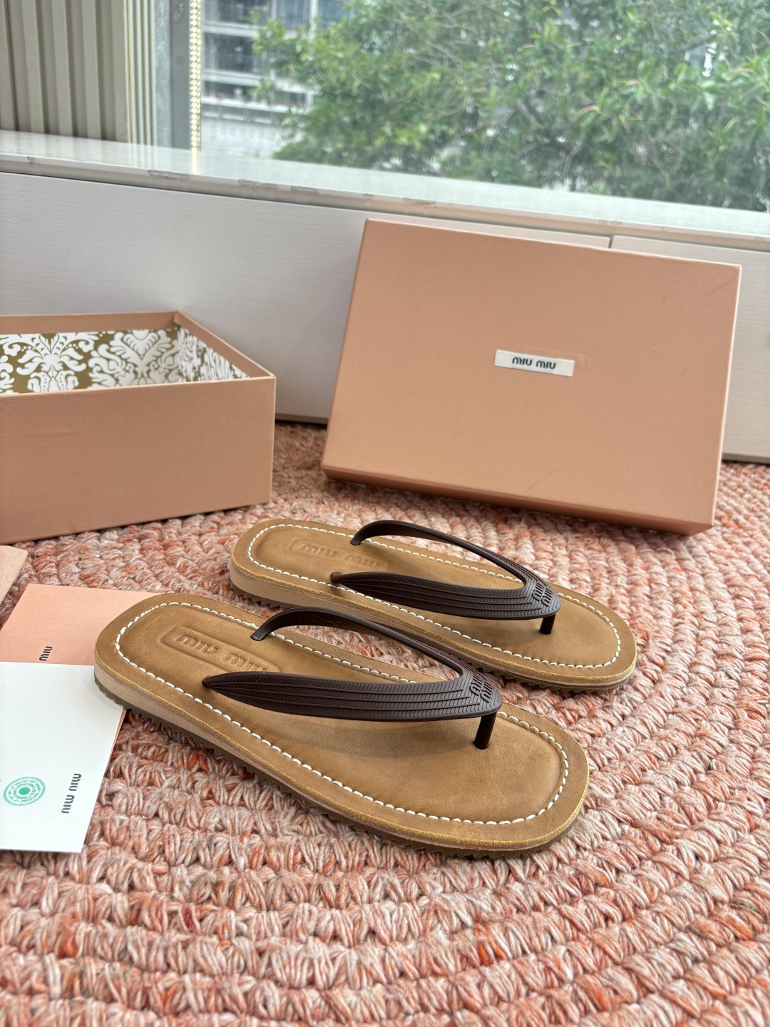 🌾G009 Miu 26ss 春夏季走秀款 夹趾凉鞋 最新款 夹趾徽标女士夏季拖鞋 ，全胎牛皮 材质 ，