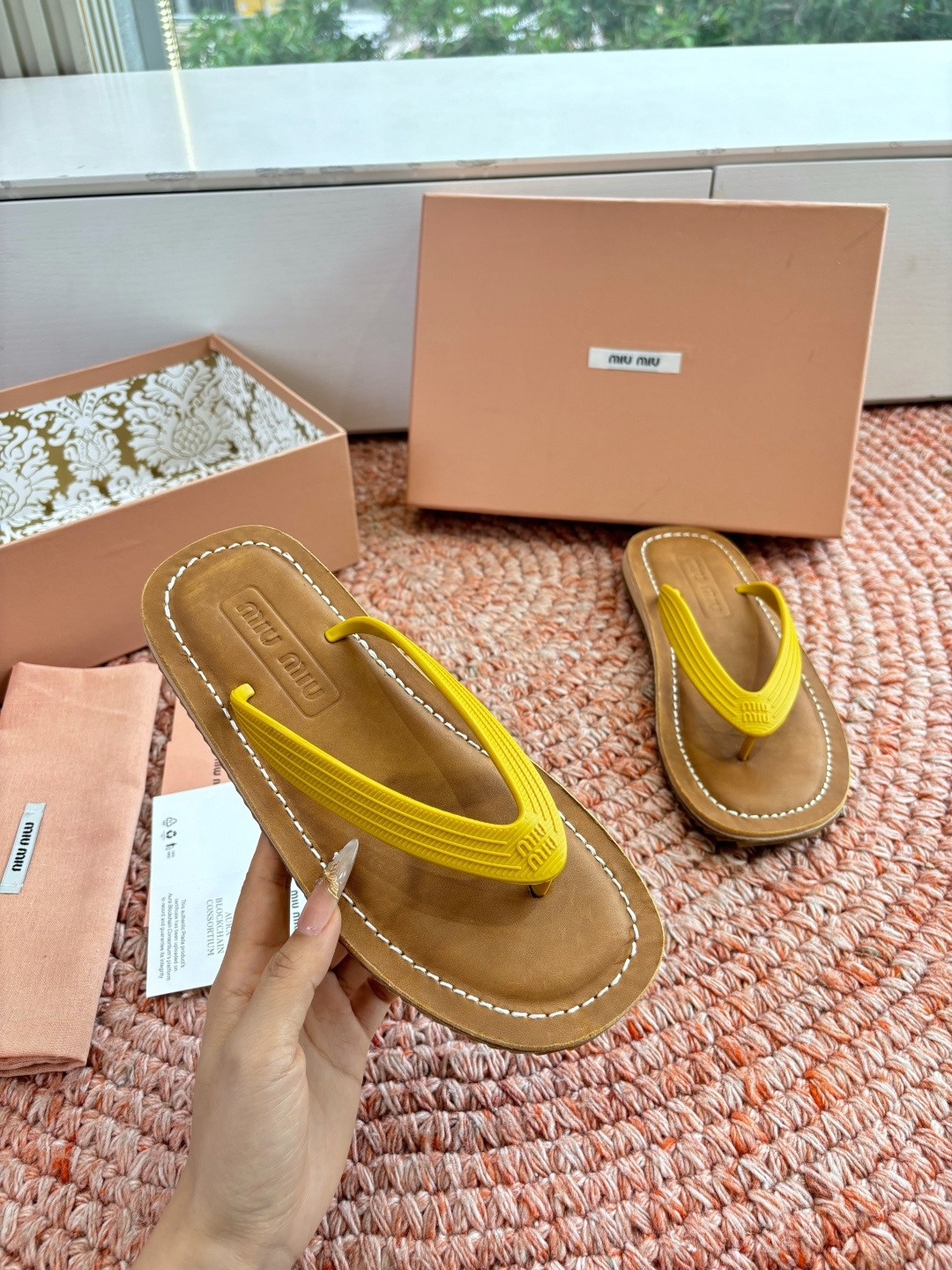 🌾G009 Miu 26ss 春夏季走秀款 夹趾凉鞋 最新款 夹趾徽标女士夏季拖鞋 ，全胎牛皮 材质 ，