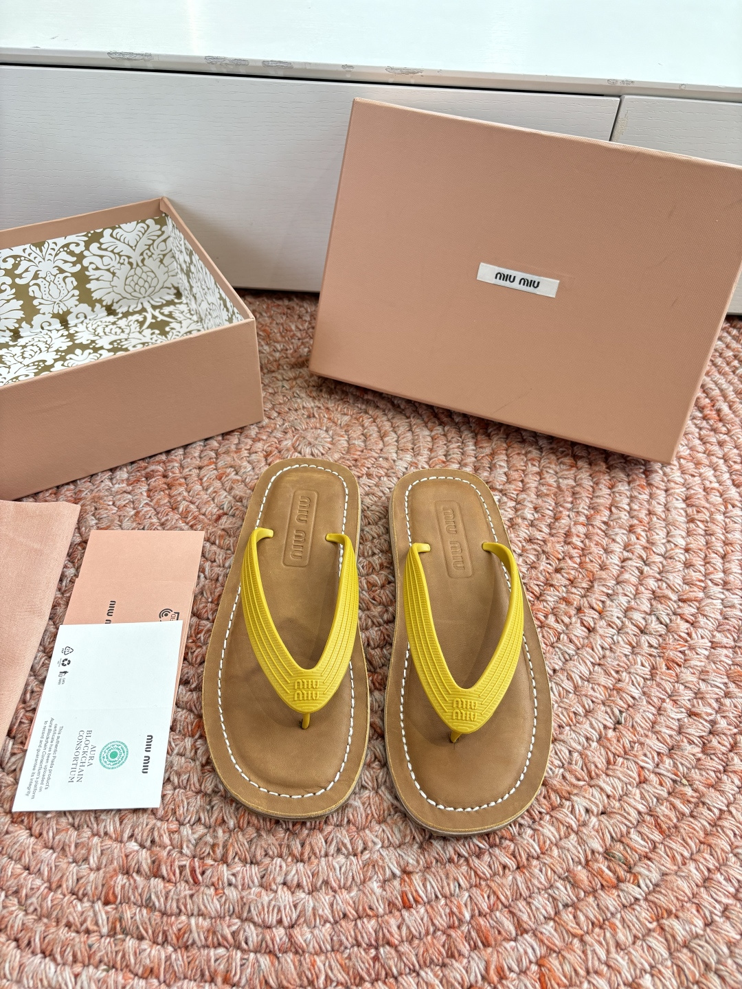 🌾G009 Miu 26ss 春夏季走秀款 夹趾凉鞋 最新款 夹趾徽标女士夏季拖鞋 ，全胎牛皮 材质 ，