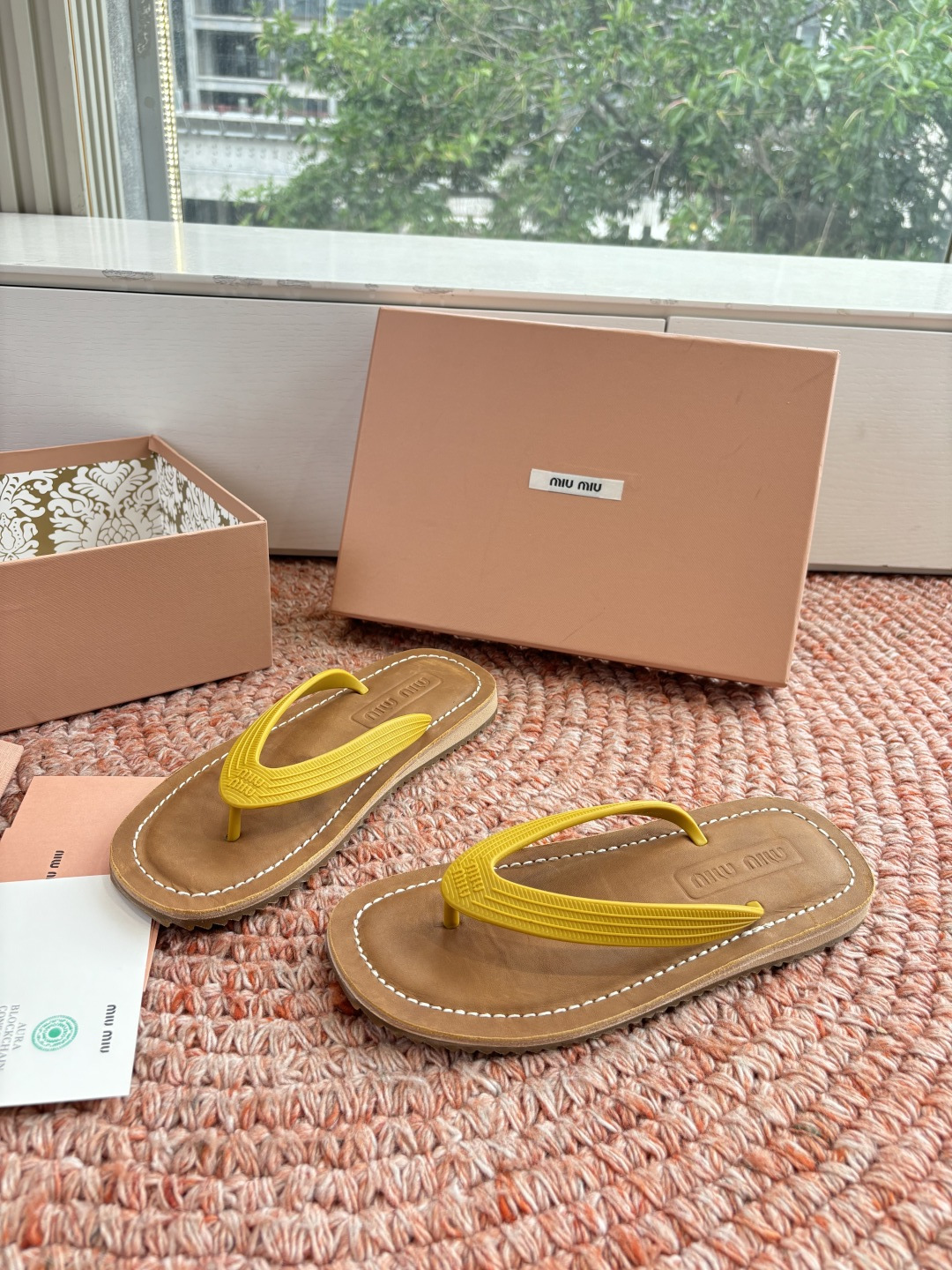 🌾G009 Miu 26ss 春夏季走秀款 夹趾凉鞋 最新款 夹趾徽标女士夏季拖鞋 ，全胎牛皮 材质 ，