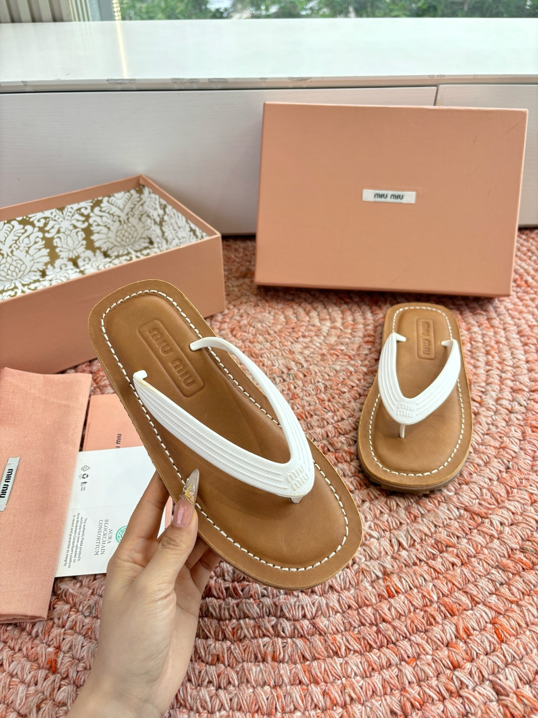 🌾G009 Miu 26ss 春夏季走秀款 夹趾凉鞋 最新款 夹趾徽标女士夏季拖鞋 ，全胎牛皮 材质 ，