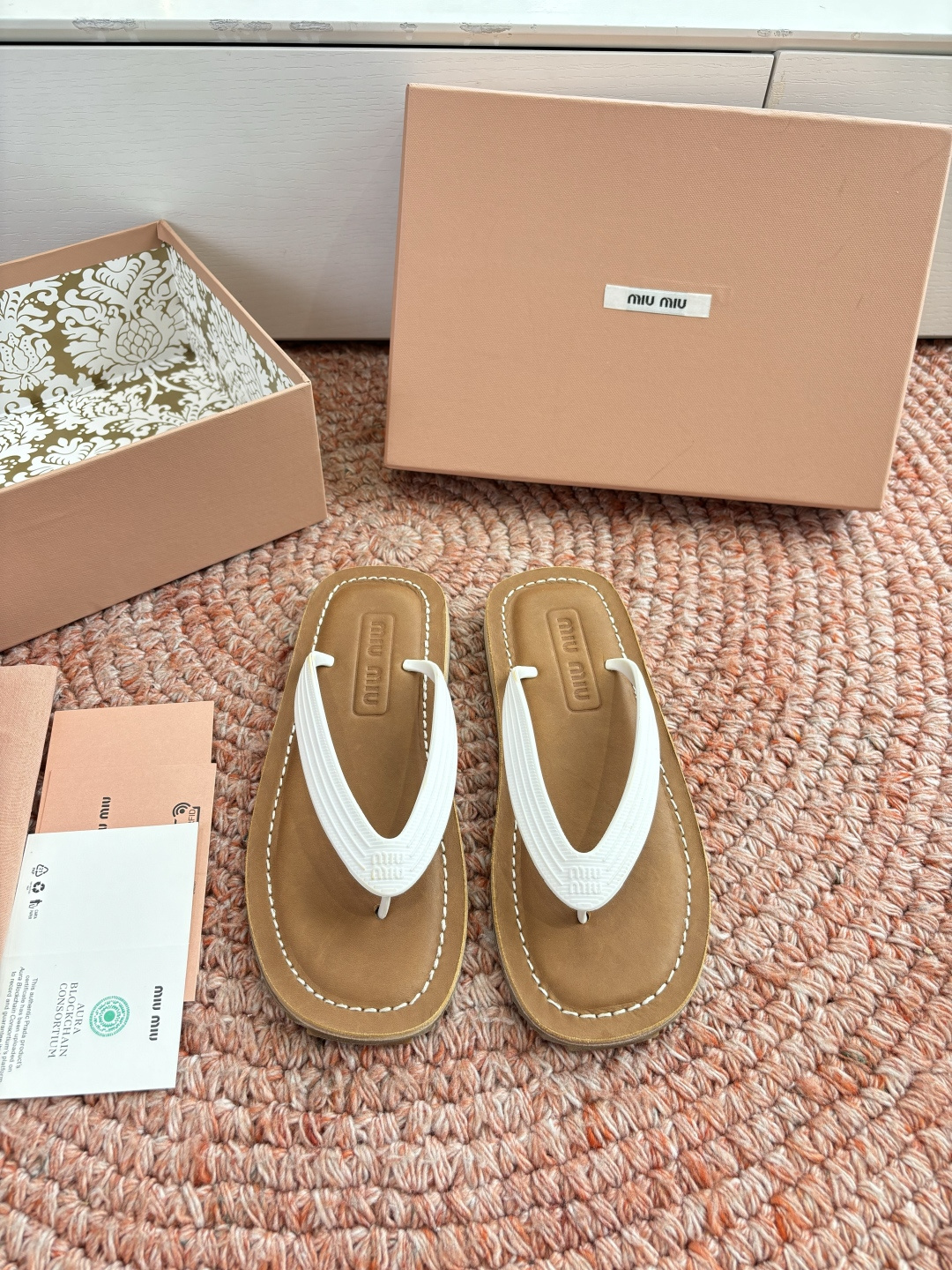 🌾G009 Miu 26ss 春夏季走秀款 夹趾凉鞋 最新款 夹趾徽标女士夏季拖鞋 ，全胎牛皮 材质 ，