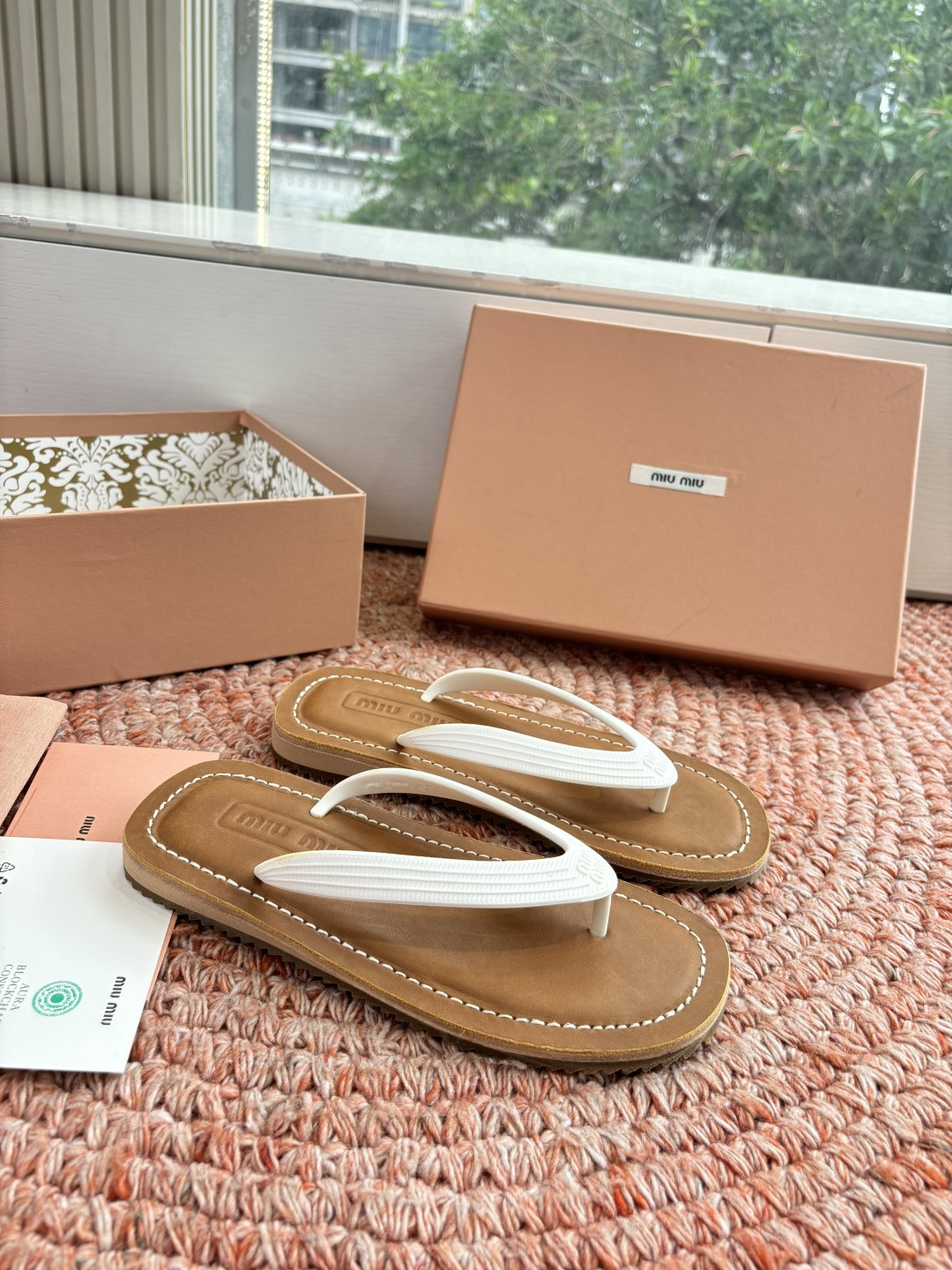 🌾G009 Miu 26ss 春夏季走秀款 夹趾凉鞋 最新款 夹趾徽标女士夏季拖鞋 ，全胎牛皮 材质 ，
