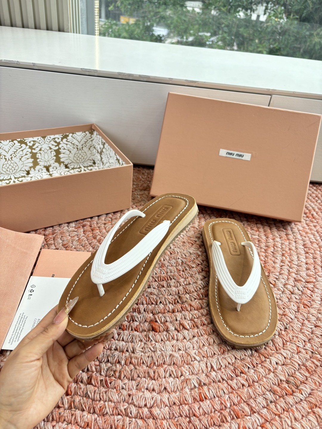 🌾G009 Miu 26ss 春夏季走秀款 夹趾凉鞋 最新款 夹趾徽标女士夏季拖鞋 ，全胎牛皮 材质 ，