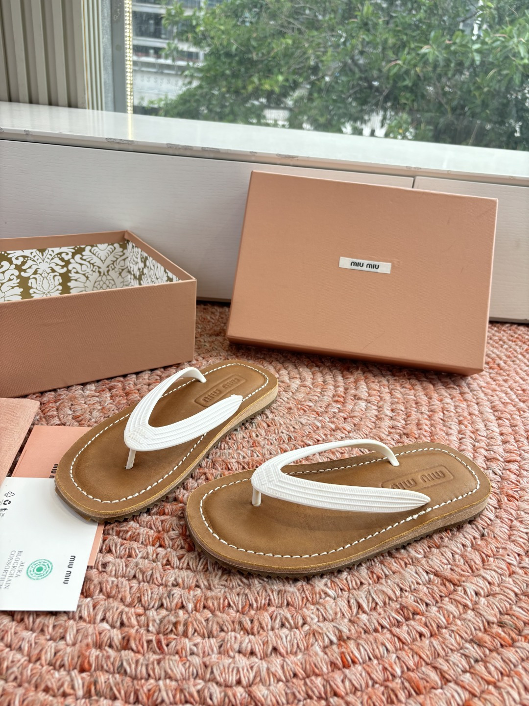 🌾G009 Miu 26ss 春夏季走秀款 夹趾凉鞋 最新款 夹趾徽标女士夏季拖鞋 ，全胎牛皮 材质 ，