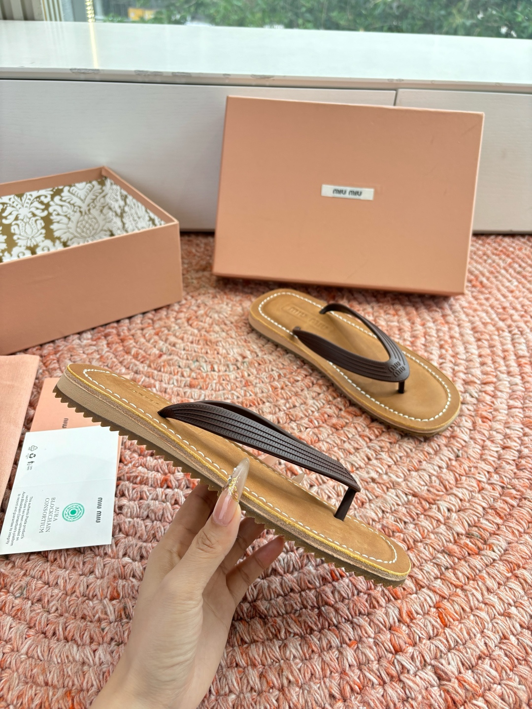 🌾G009 Miu 26ss 春夏季走秀款 夹趾凉鞋 最新款 夹趾徽标女士夏季拖鞋 ，全胎牛皮 材质 ，