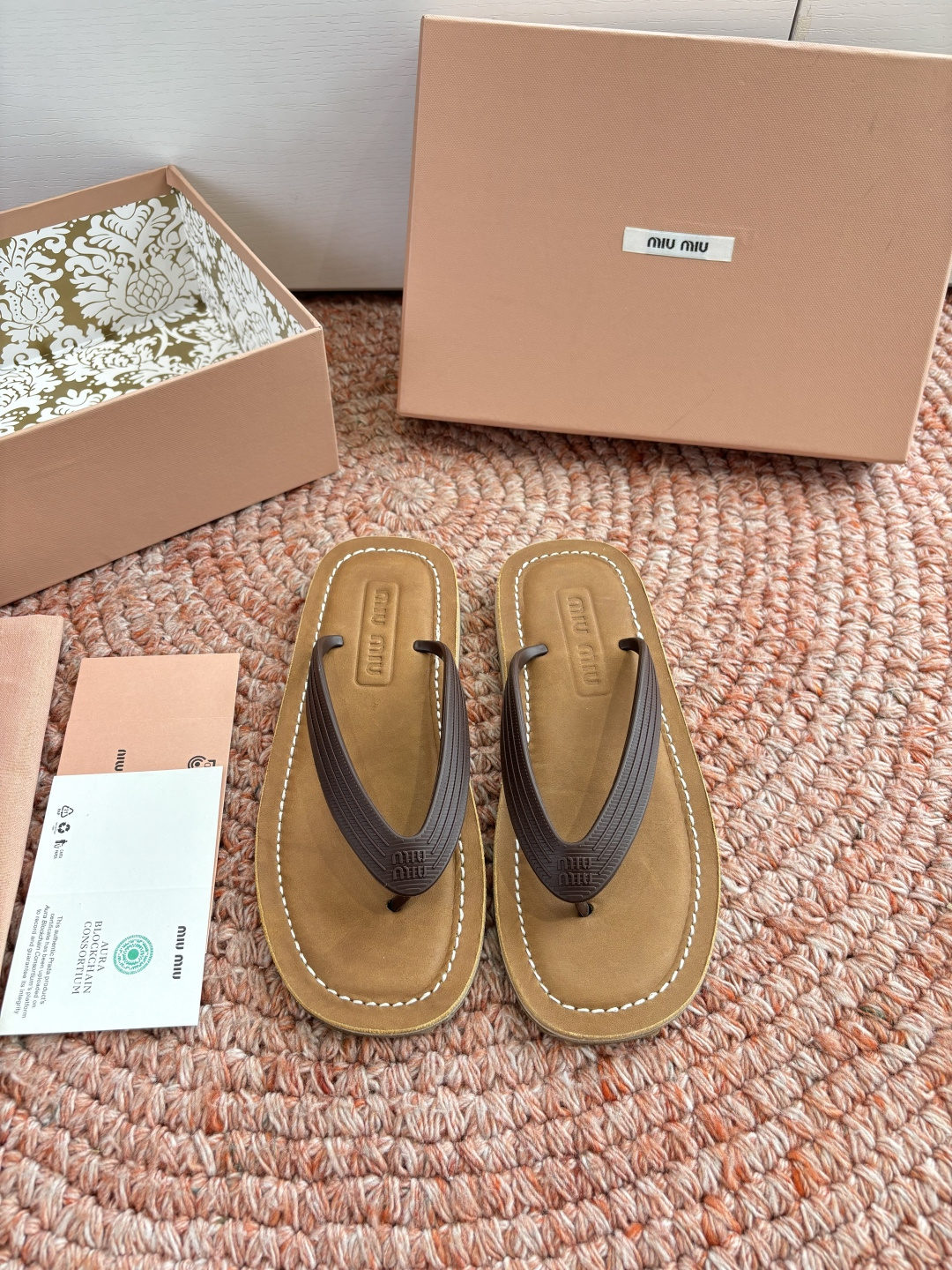 🌾G009 Miu 26ss 春夏季走秀款 夹趾凉鞋 最新款 夹趾徽标女士夏季拖鞋 ，全胎牛皮 材质 ，