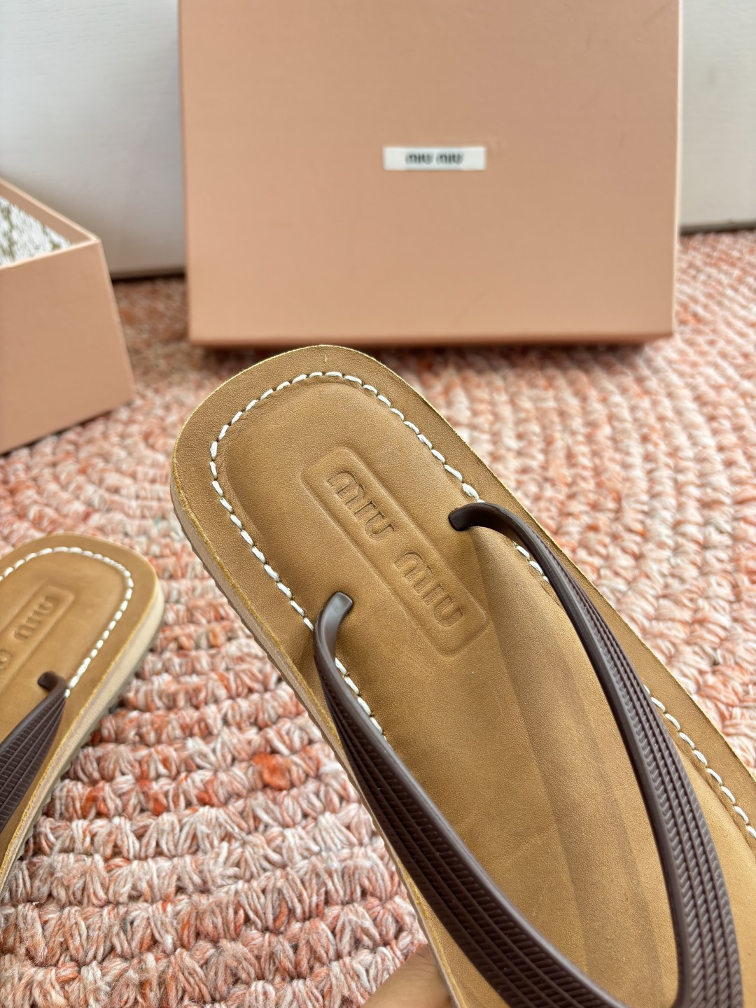 🌾G009 Miu 26ss 春夏季走秀款 夹趾凉鞋 最新款 夹趾徽标女士夏季拖鞋 ，全胎牛皮 材质 ，