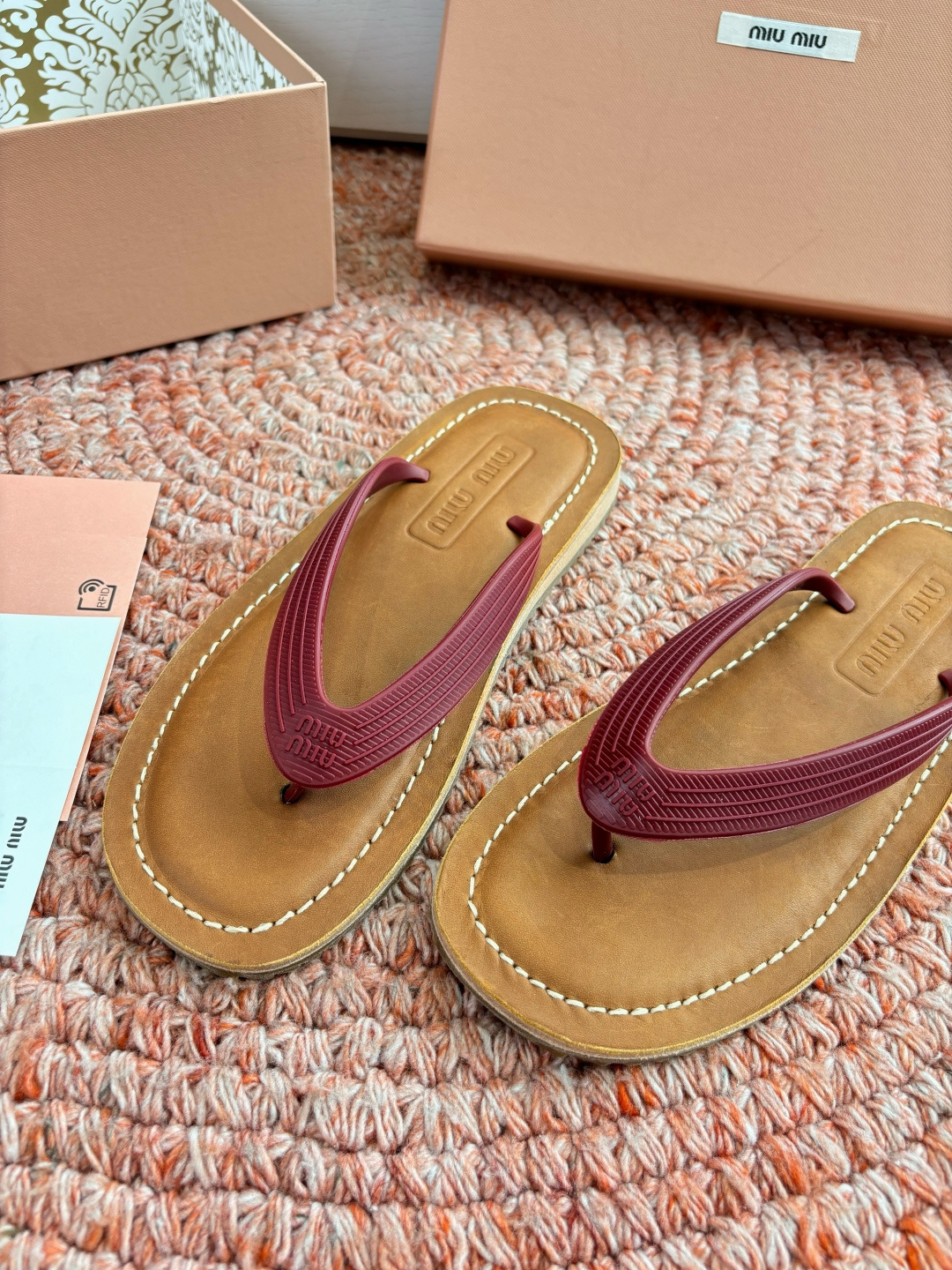 🌾G009 Miu 26ss 春夏季走秀款 夹趾凉鞋 最新款 夹趾徽标女士夏季拖鞋 ，全胎牛皮 材质 ，