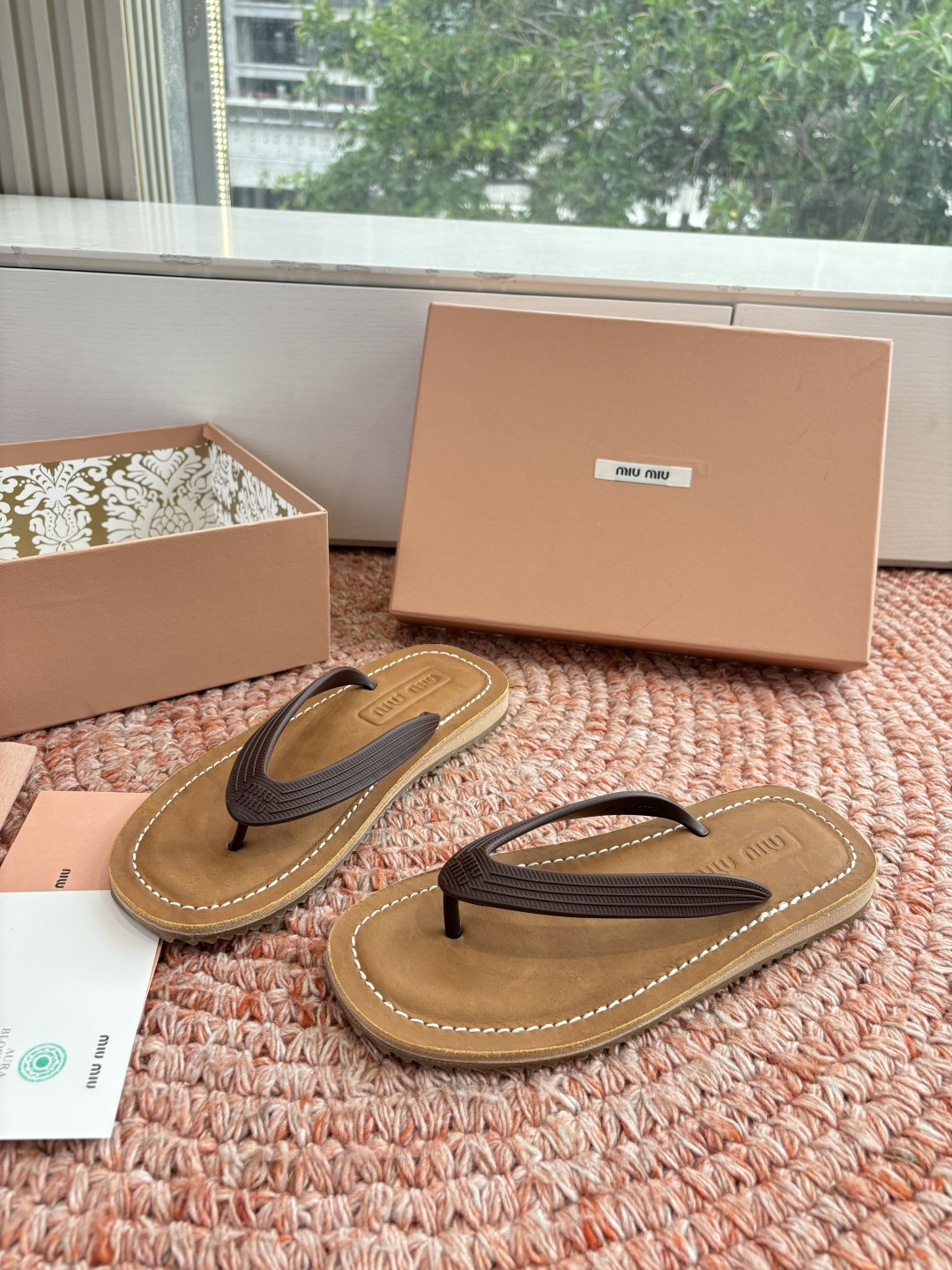 🌾G009 Miu 26ss 春夏季走秀款 夹趾凉鞋 最新款 夹趾徽标女士夏季拖鞋 ，全胎牛皮 材质 ，