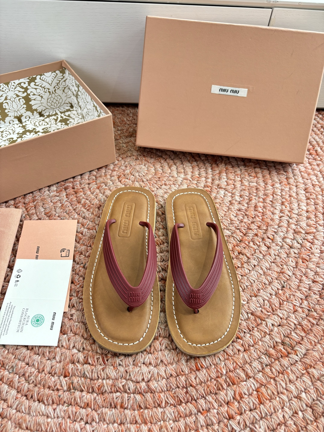 🌾G009 Miu 26ss 春夏季走秀款 夹趾凉鞋 最新款 夹趾徽标女士夏季拖鞋 ，全胎牛皮 材质 ，