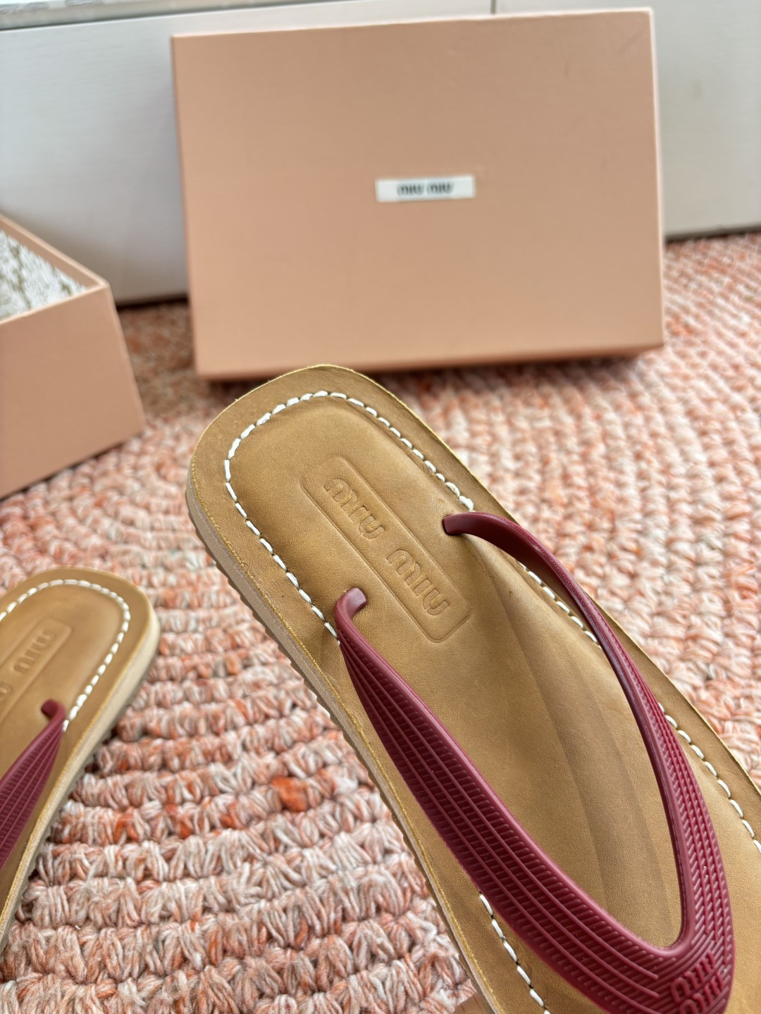 🌾G009 Miu 26ss 春夏季走秀款 夹趾凉鞋 最新款 夹趾徽标女士夏季拖鞋 ，全胎牛皮 材质 ，