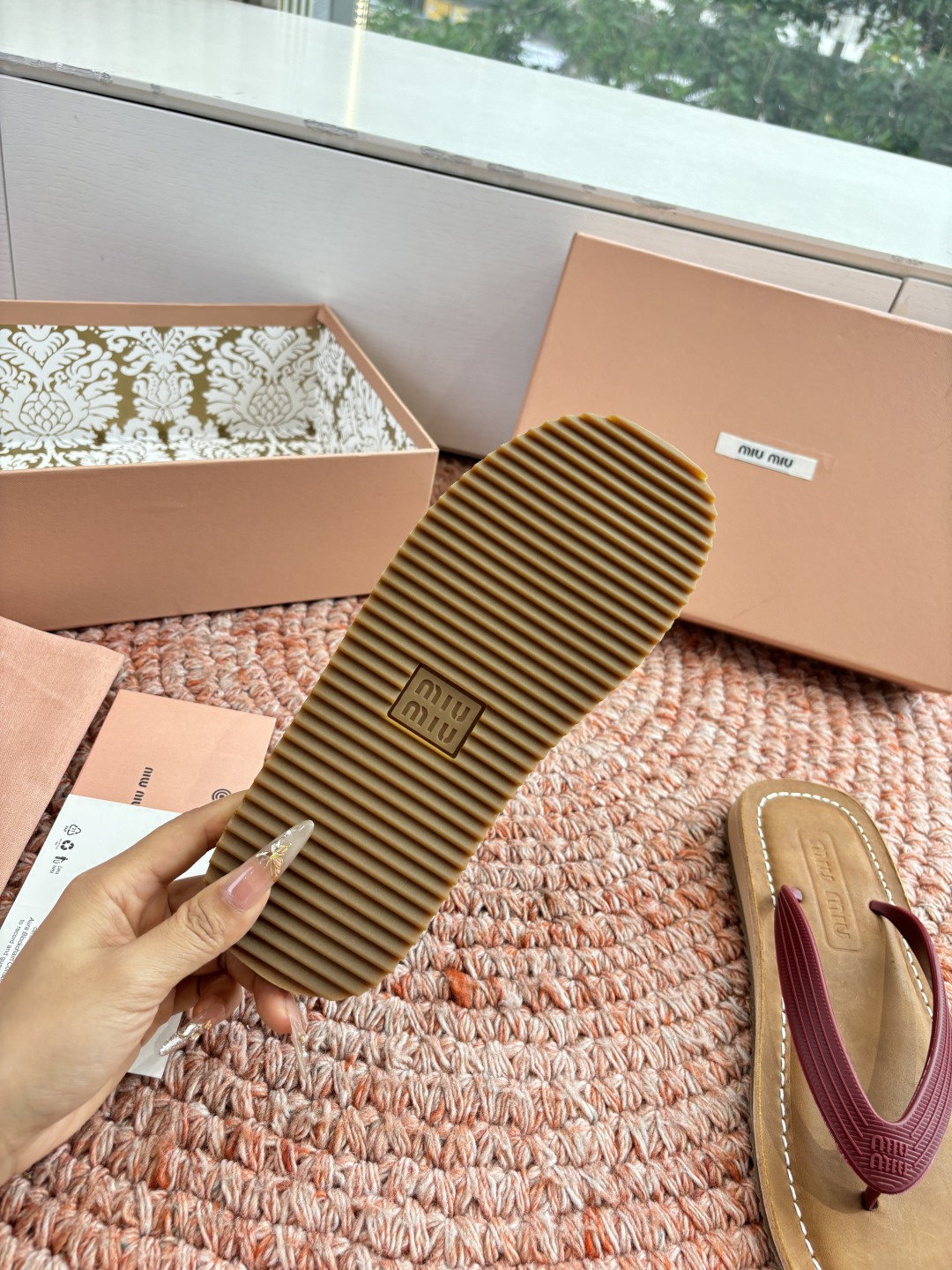 🌾G009 Miu 26ss 春夏季走秀款 夹趾凉鞋 最新款 夹趾徽标女士夏季拖鞋 ，全胎牛皮 材质 ，