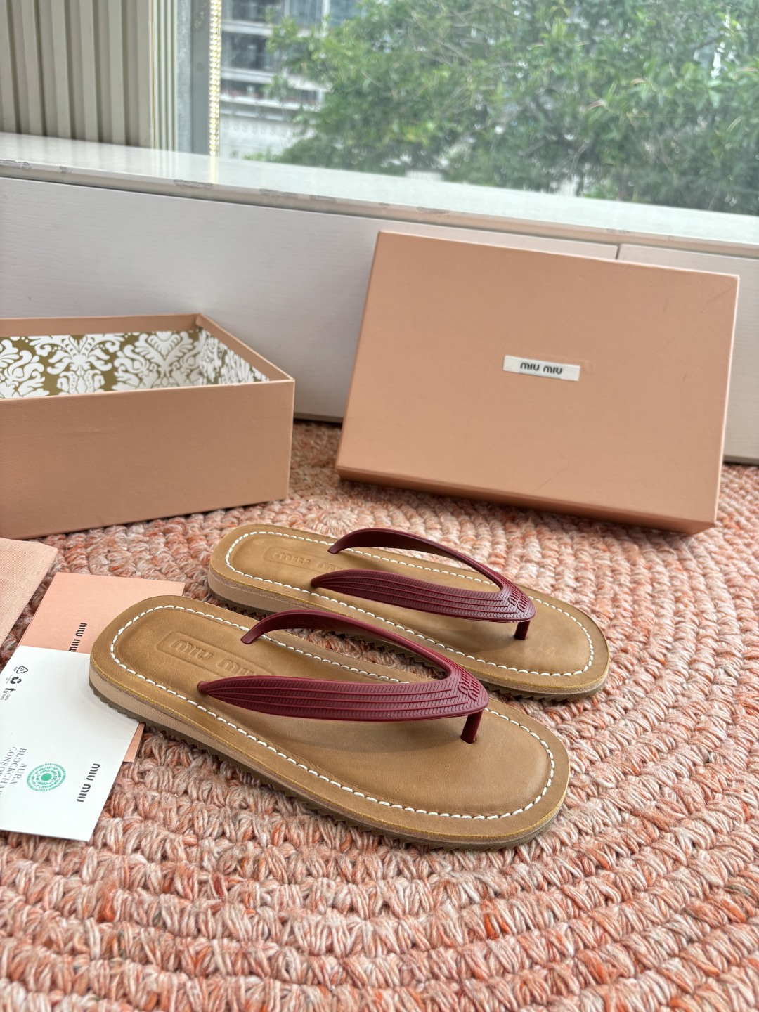 🌾G009 Miu 26ss 春夏季走秀款 夹趾凉鞋 最新款 夹趾徽标女士夏季拖鞋 ，全胎牛皮 材质 ，