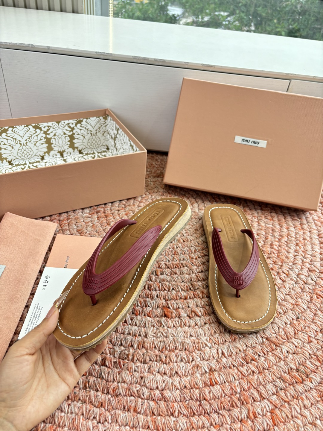 🌾G009 Miu 26ss 春夏季走秀款 夹趾凉鞋 最新款 夹趾徽标女士夏季拖鞋 ，全胎牛皮 材质 ，