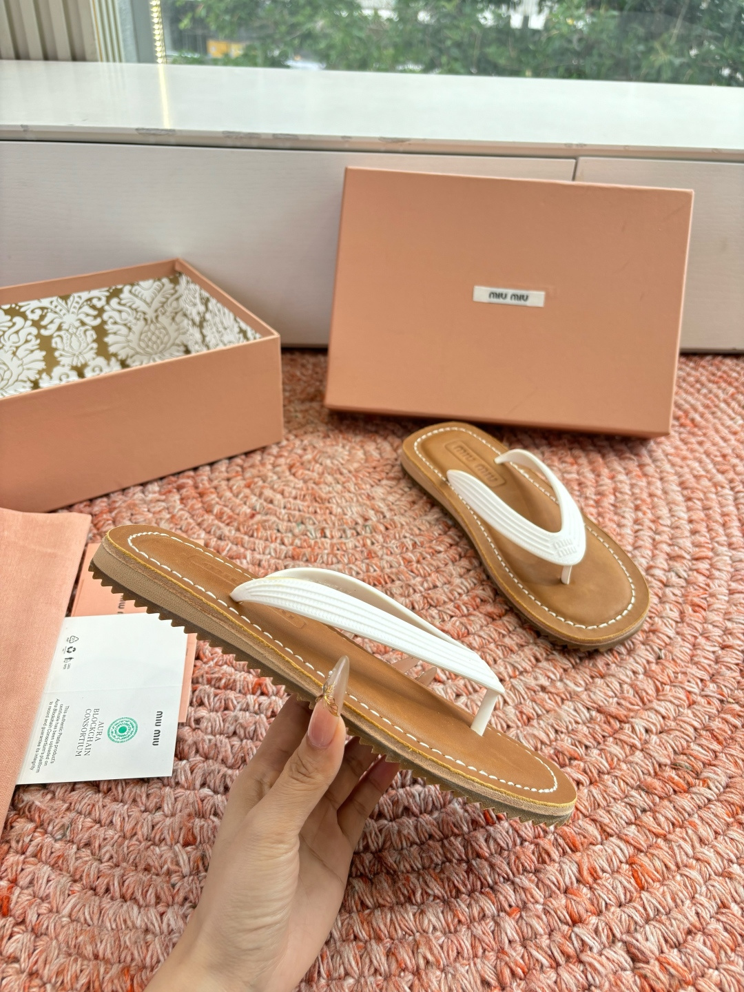 🌾G009 Miu 26ss 春夏季走秀款 夹趾凉鞋 最新款 夹趾徽标女士夏季拖鞋 ，全胎牛皮 材质 ，