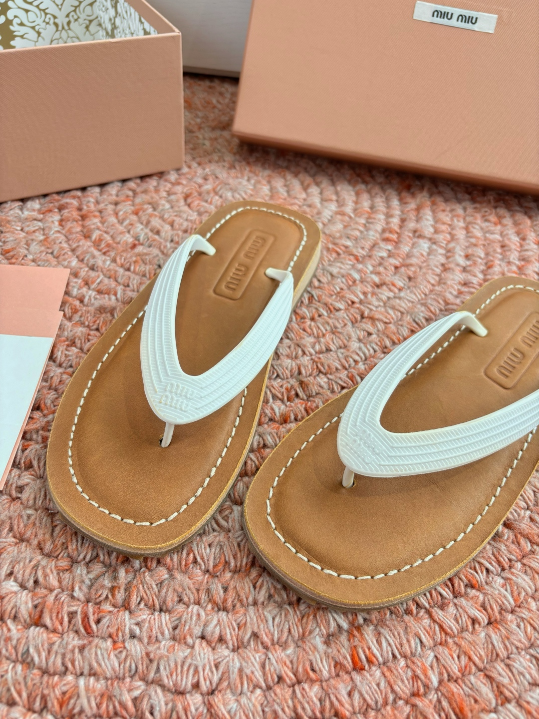 🌾G009 Miu 26ss 春夏季走秀款 夹趾凉鞋 最新款 夹趾徽标女士夏季拖鞋 ，全胎牛皮 材质 ，