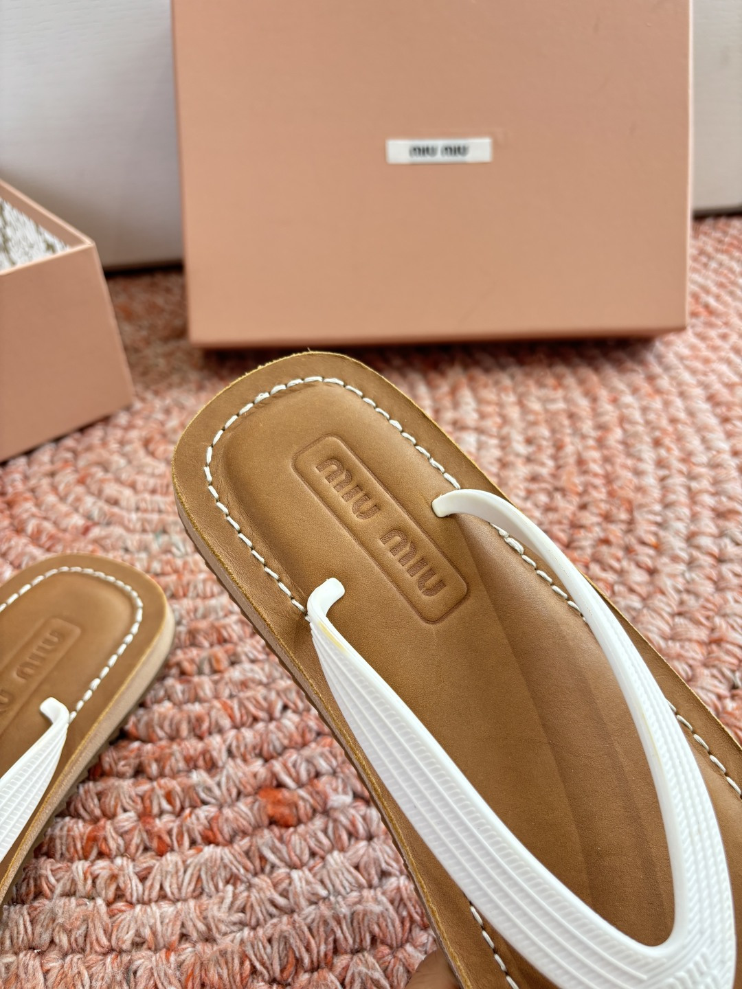 🌾G009 Miu 26ss 春夏季走秀款 夹趾凉鞋 最新款 夹趾徽标女士夏季拖鞋 ，全胎牛皮 材质 ，